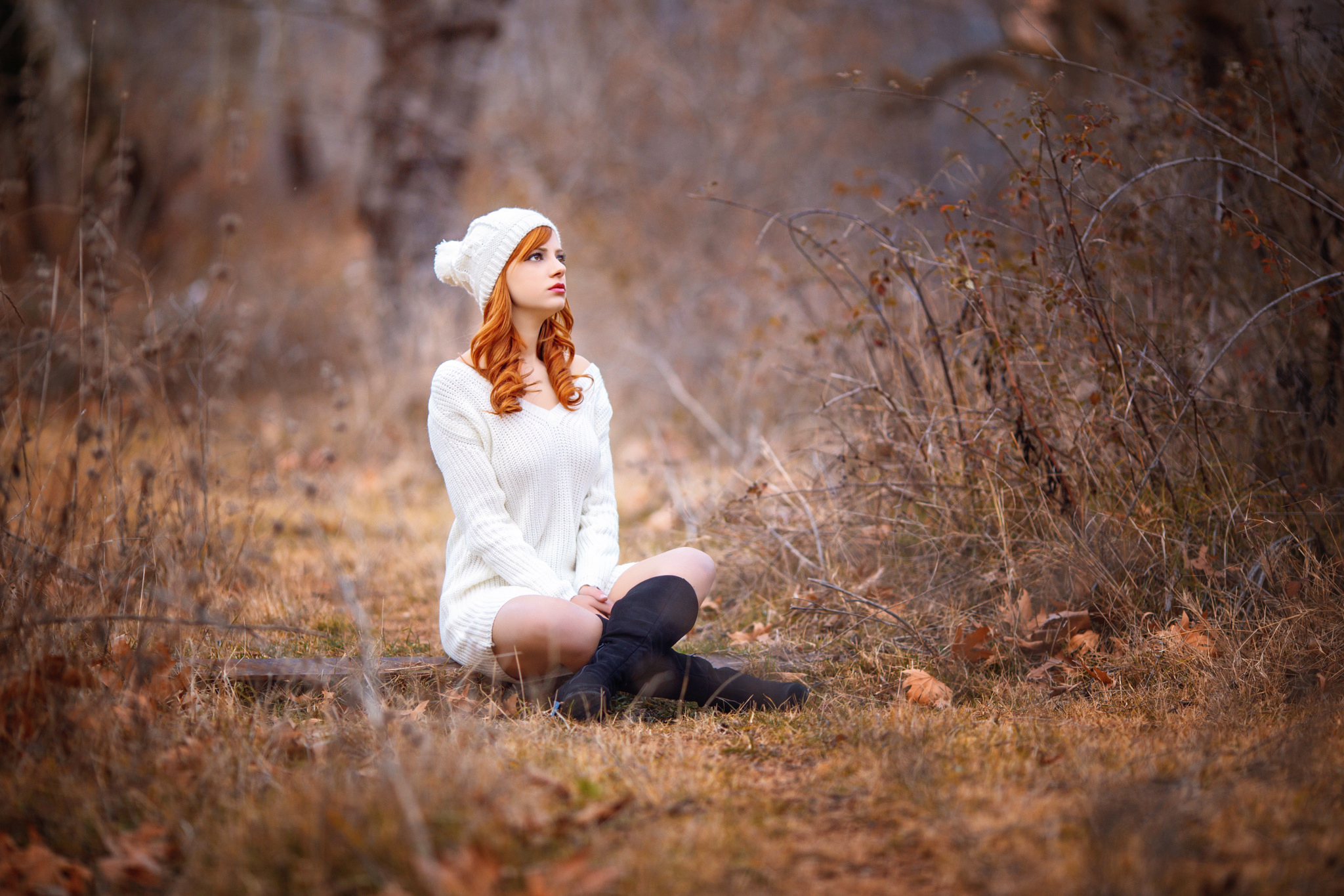 Рыжая позирует. Фотосессия девушки на природе. Девушка в осеннем лесу. Образы для фотосессии на природе. Фотосессия осенью на природе девушка.