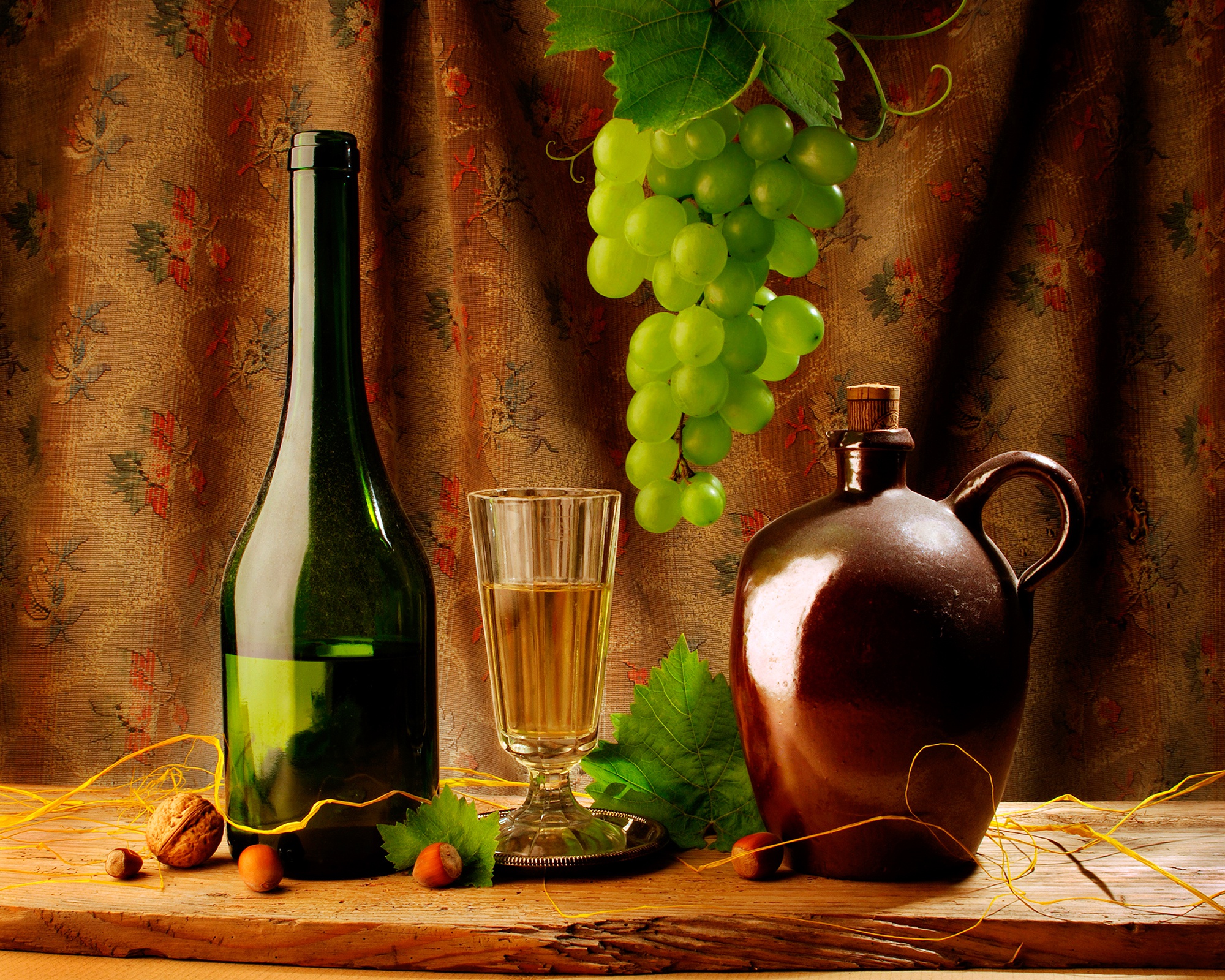 Обои листья, штора, орехи, натюрморт, виноград, грецкий орех, бокал, вино, бутылка, кувшин, фундук, leaves, blind, nuts, still life, walnut, grapes, glass, wine, bottle, pitcher, hazelnuts разрешение 2000x1600 Загрузить