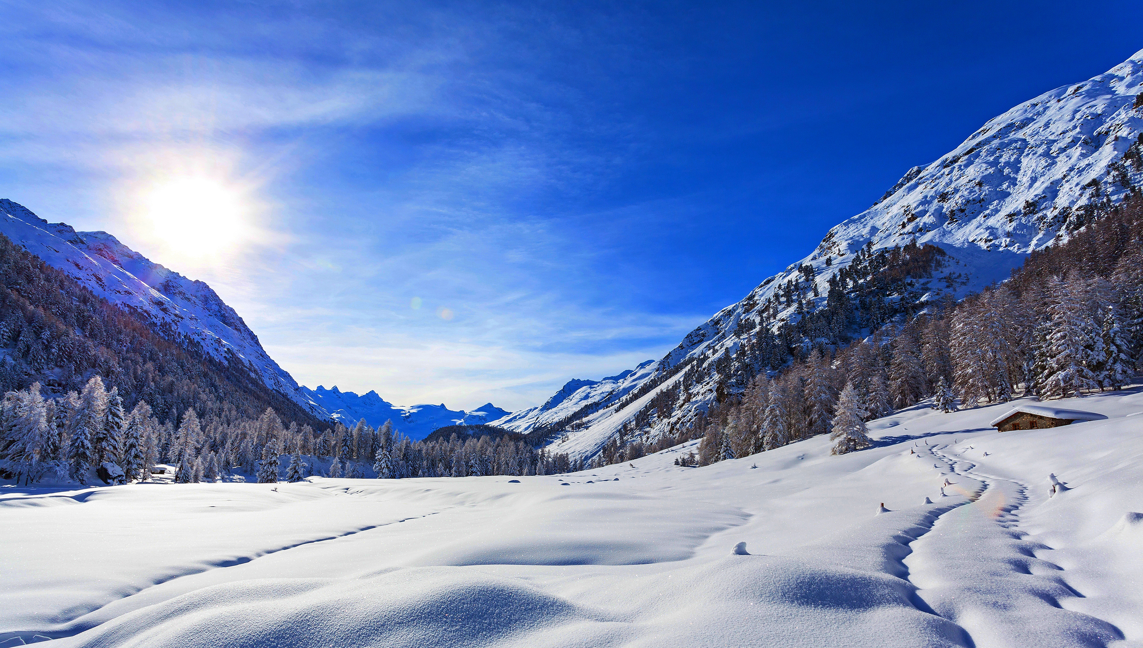 Обои небо, следы, горы, снег, природа, лес, зима, пейзаж, дом, the sky, traces, mountains, snow, nature, forest, winter, landscape, house разрешение 4000x2267 Загрузить