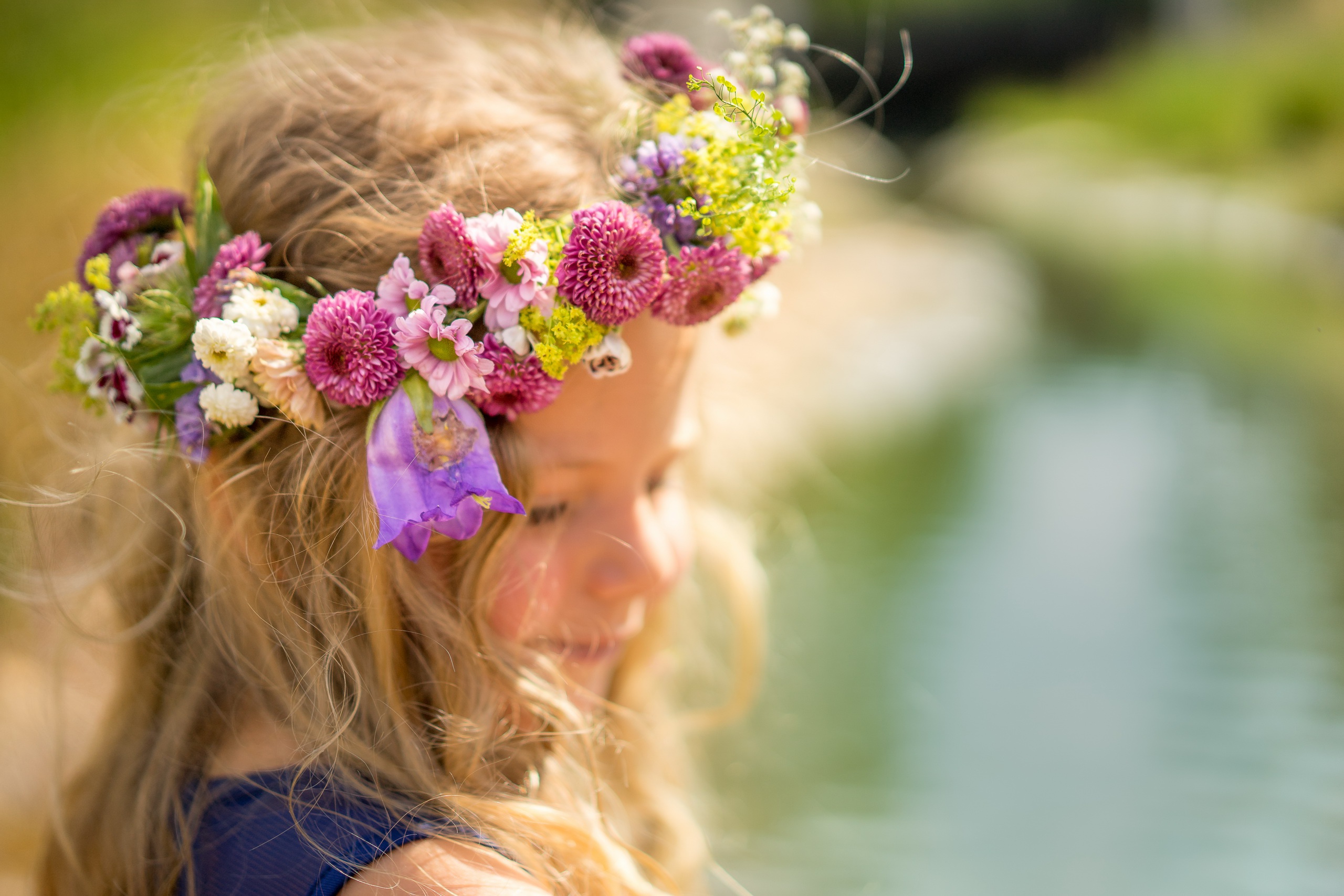 Обои цветы, взгляд, девочка, волосы, лицо, венок, закрытые глаза, flowers, look, girl, hair, face, wreath, closed eyes разрешение 2560x1707 Загрузить