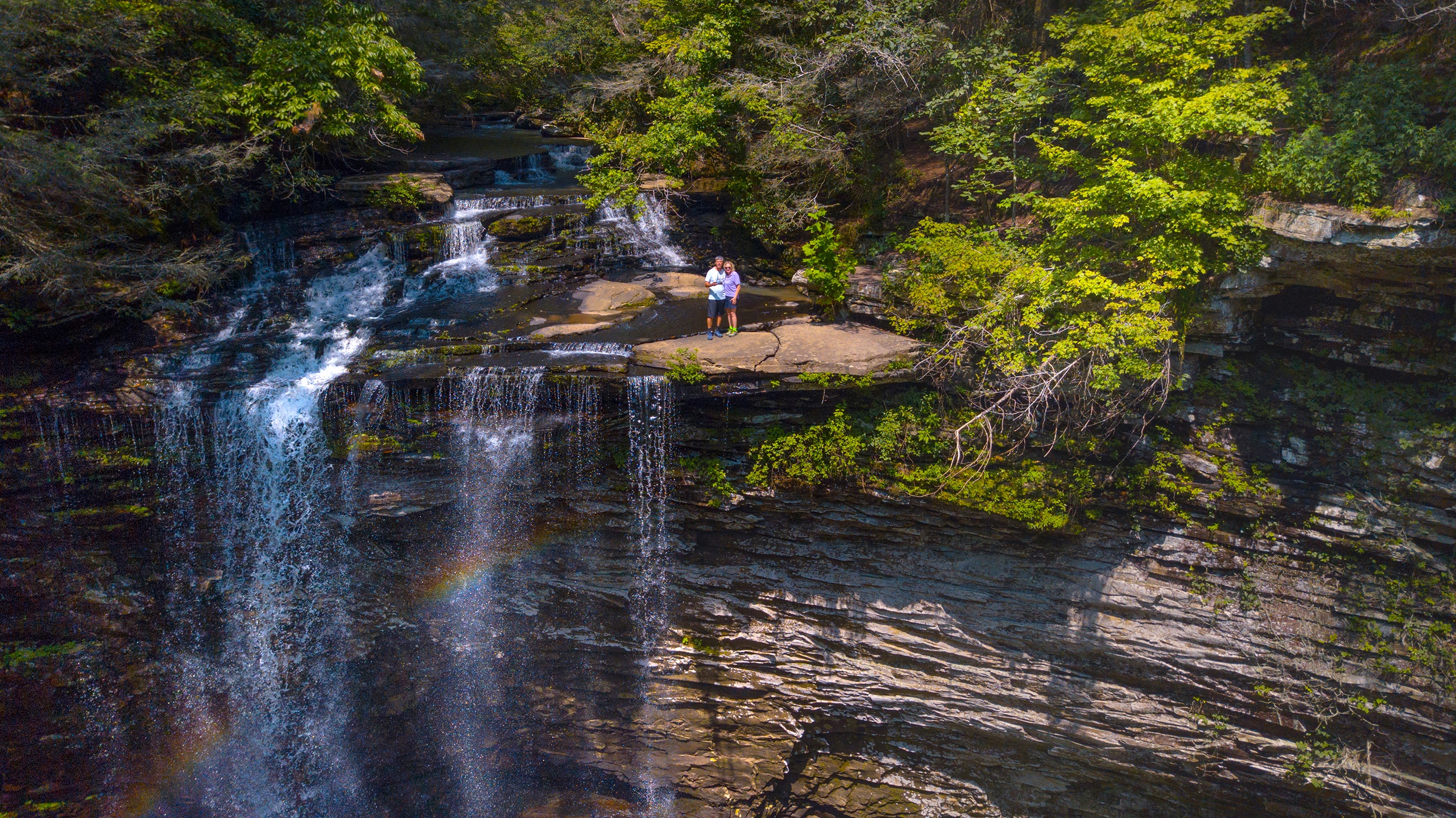 Обои деревья, сша, солнце, tennessee, piney falls, камни, зелень, лес, скала, люди, водопад, trees, usa, the sun, stones, greens, forest, rock, people, waterfall разрешение 2560x1438 Загрузить