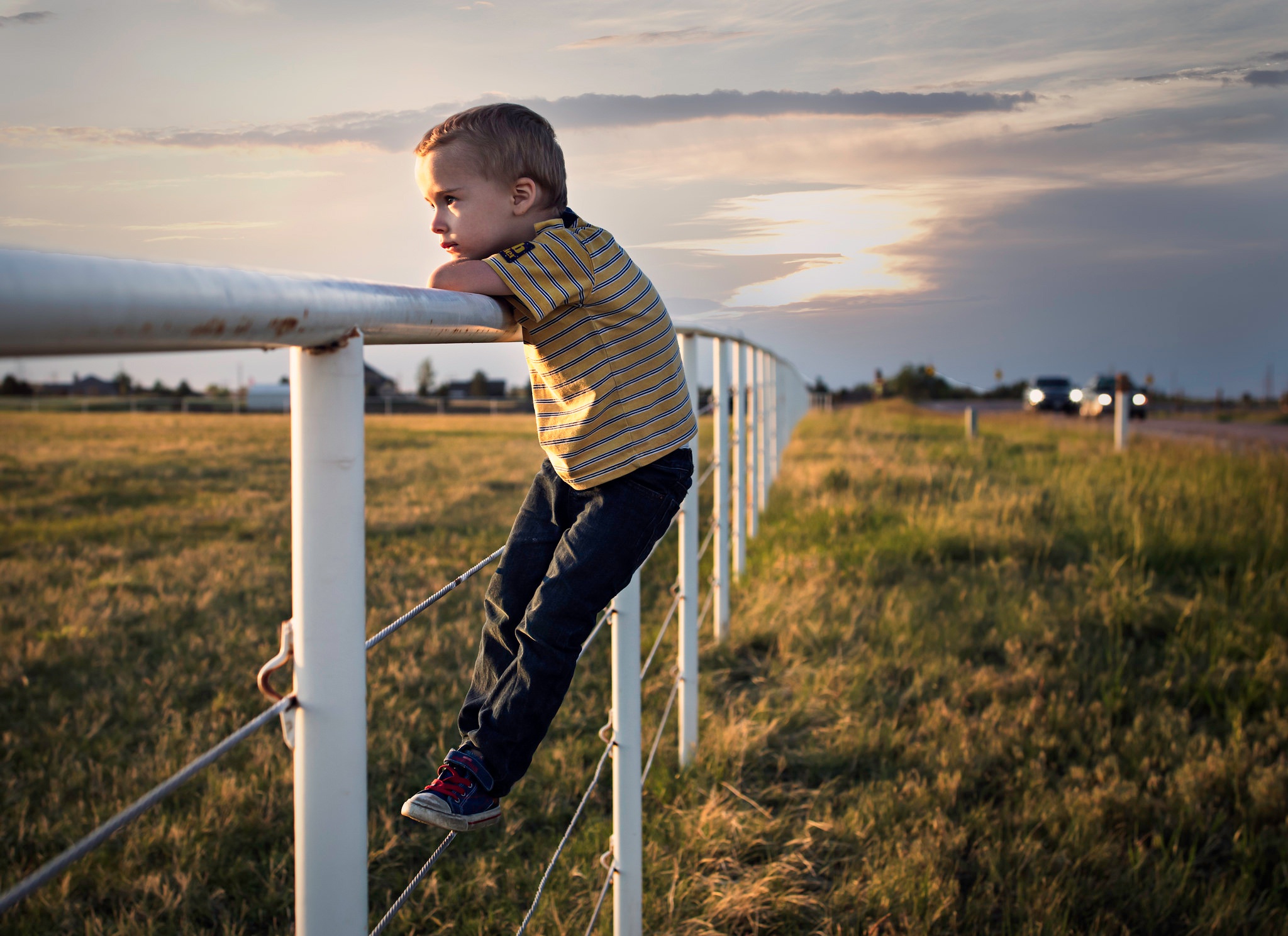 Обои дорога, забор, дети, ребенок, мальчик, ограда, road, the fence, children, child, boy, fence разрешение 2048x1489 Загрузить