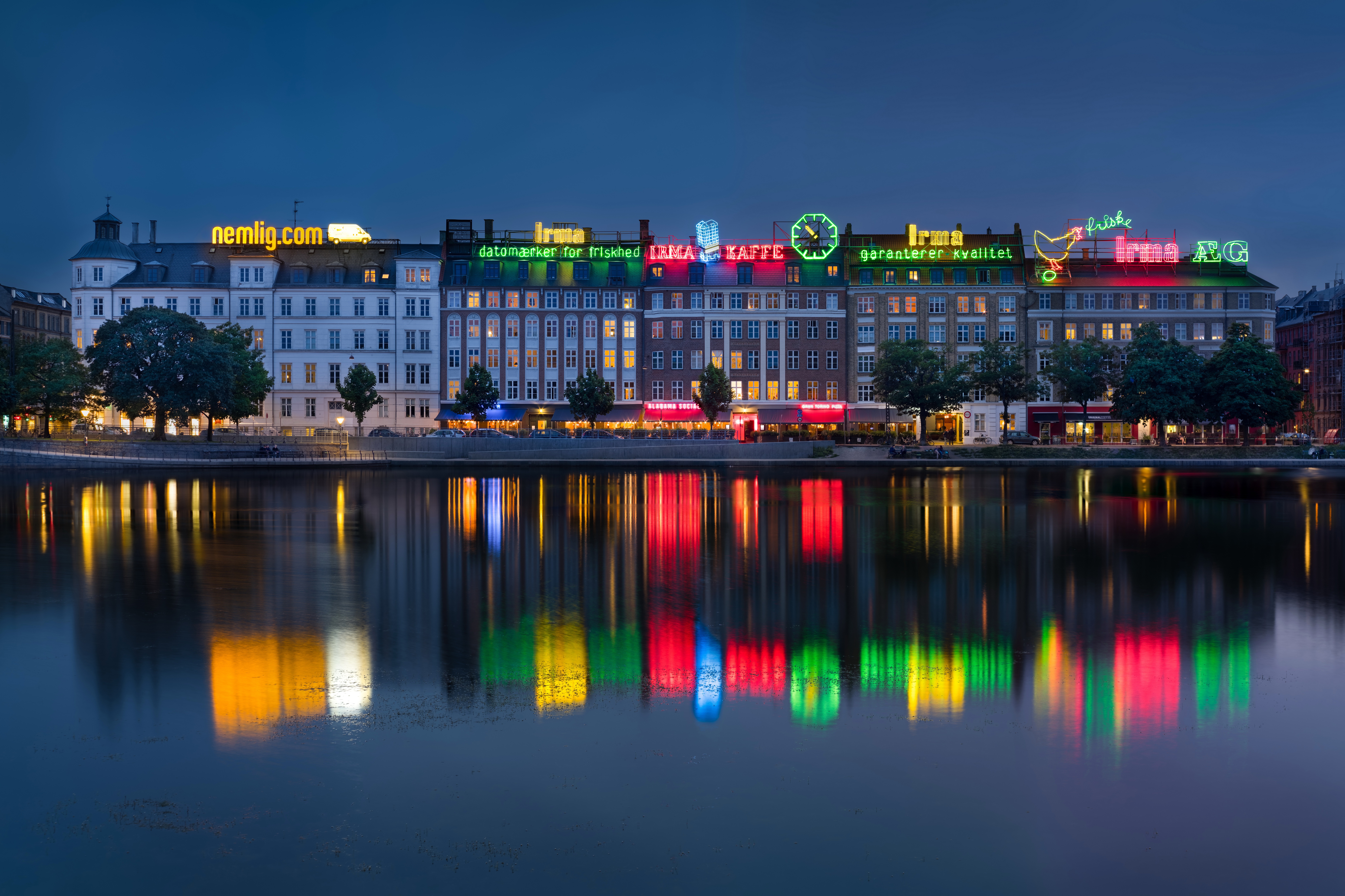 Обои ночь, копенгаген, огни, дания, вода, kobenhavn, река, неон, отражение, дома, набережная, night, copenhagen, lights, denmark, water, river, neon, reflection, home, promenade разрешение 7500x5000 Загрузить