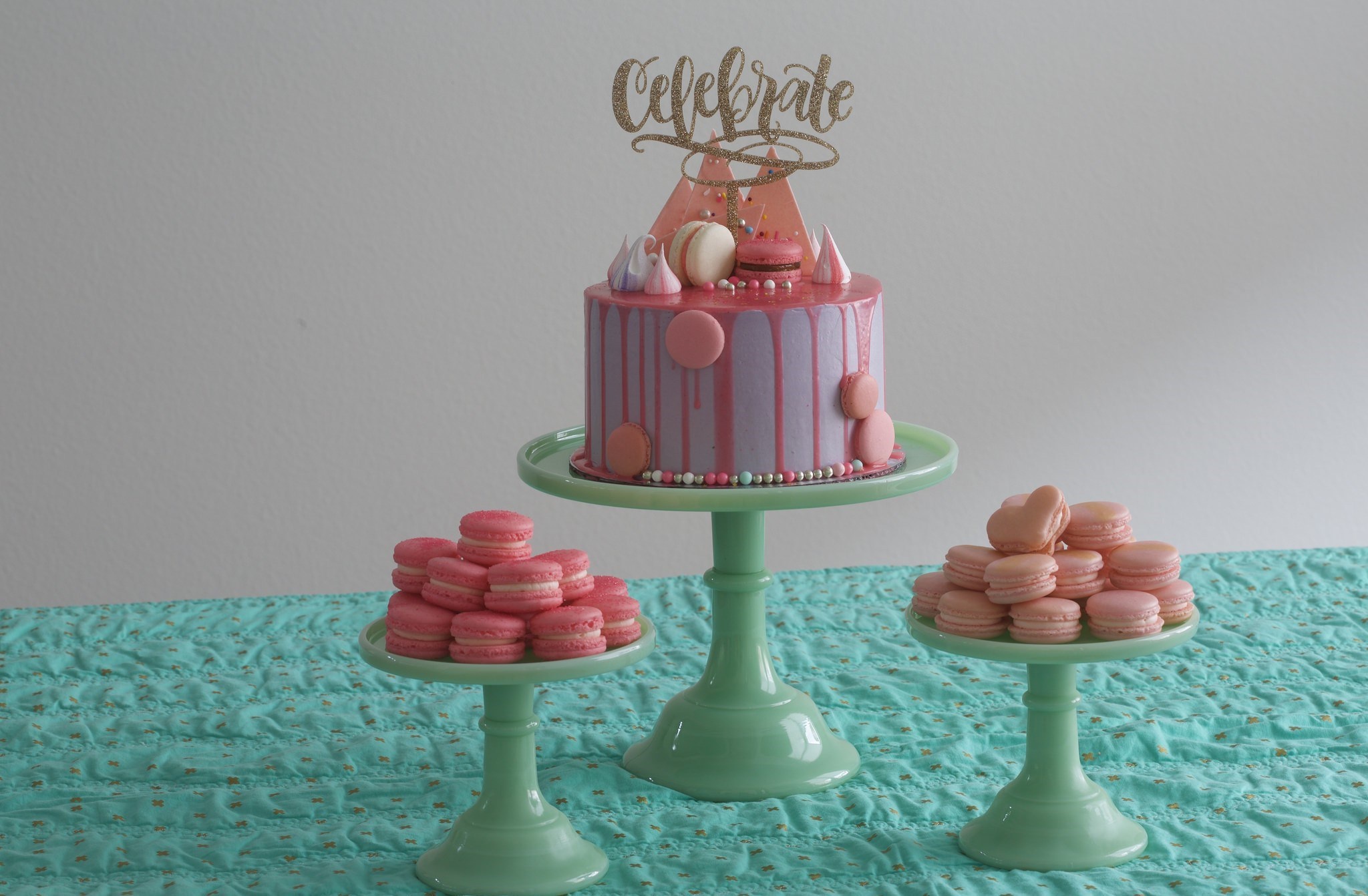 Обои еда, сладкое, украшение, торт, макаруны, безе, brithday, food, sweet, decoration, cake, macaroon, meringue разрешение 2048x1342 Загрузить