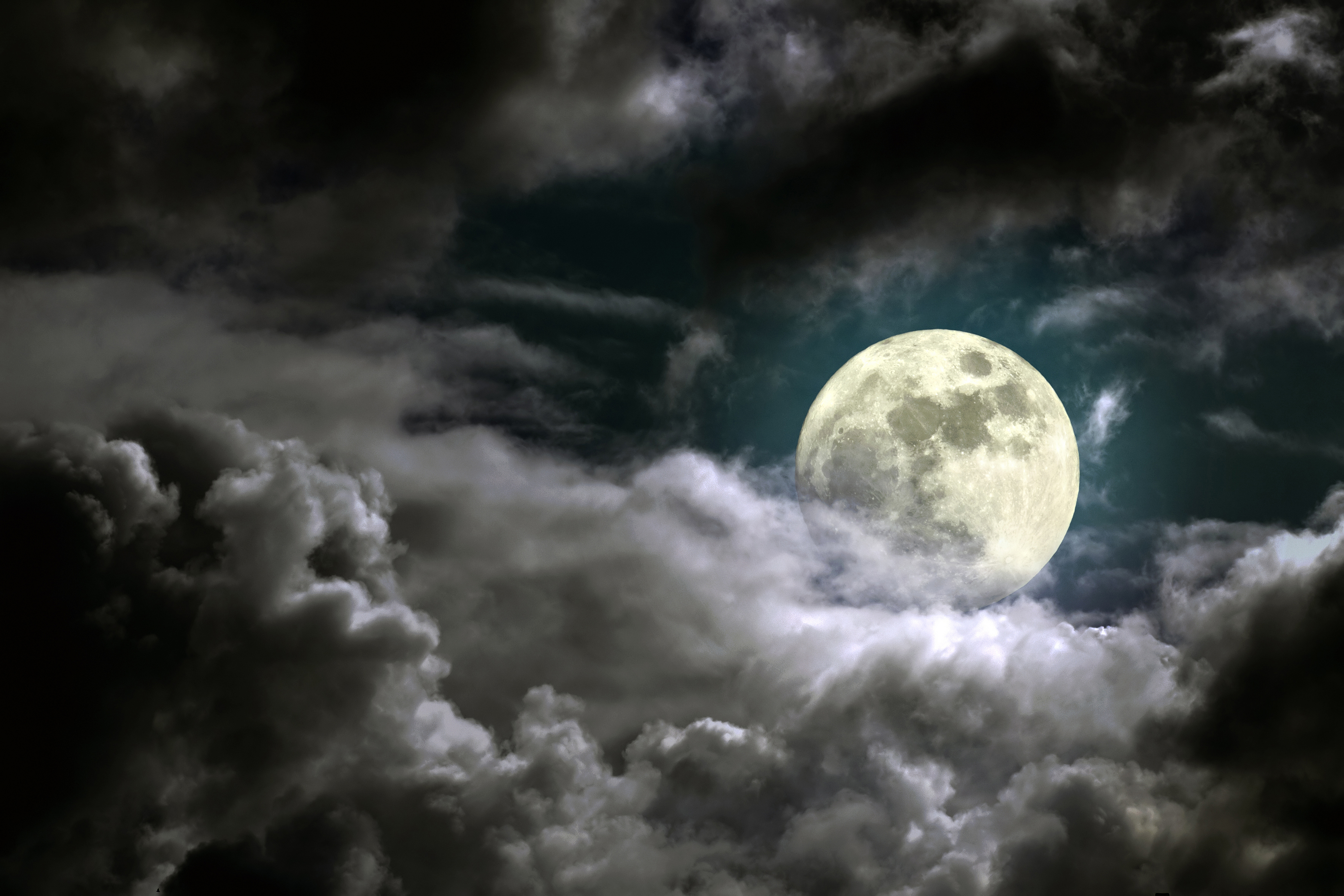 Полнолуние. Луна. Лунное небо. Луна в облаках.