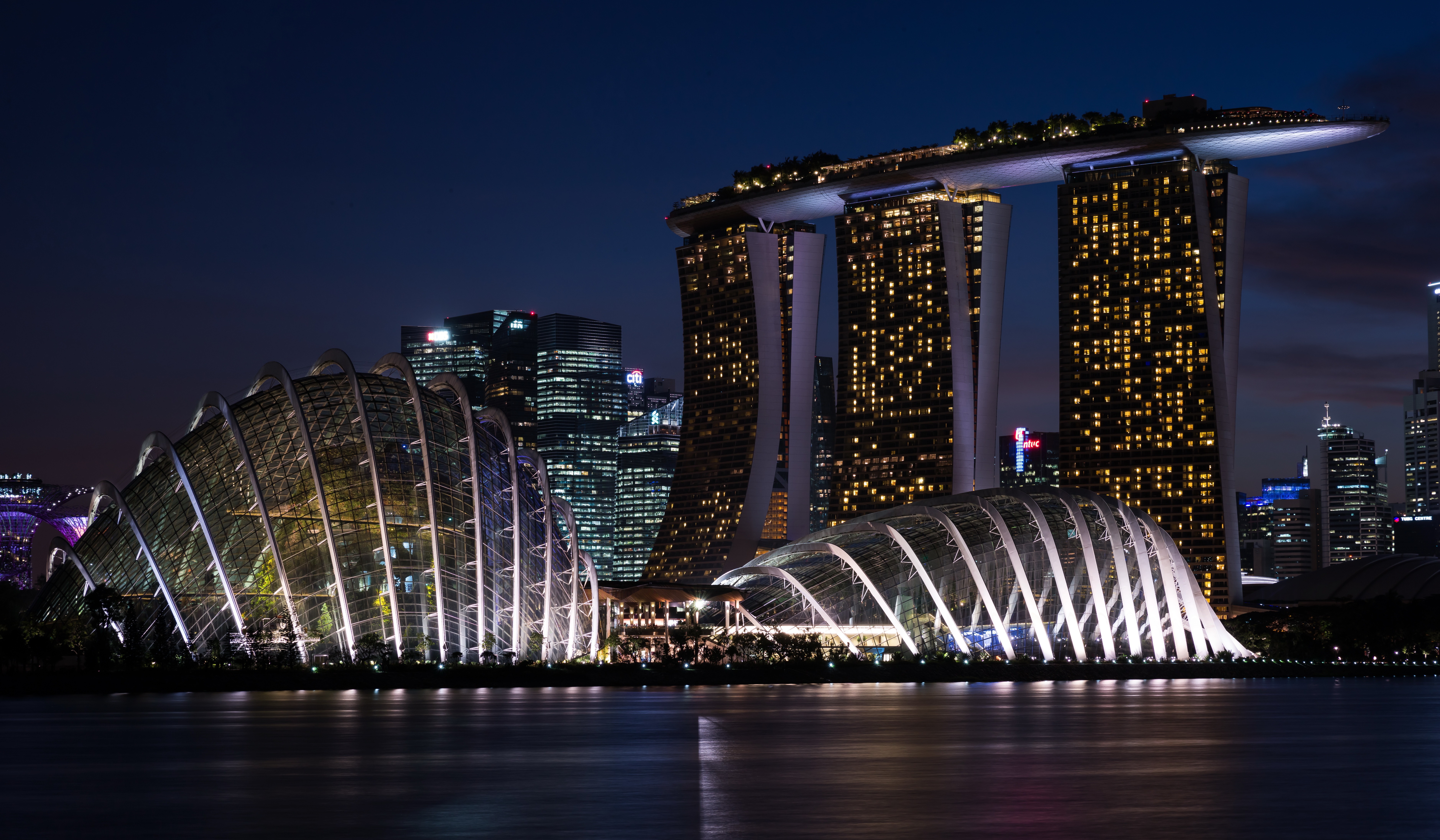 Обои ночь, marina bay sands, огни, река, город, набережная, сооружение, здания, сингапур, night, lights, river, the city, promenade, construction, building, singapore разрешение 7512x4384 Загрузить