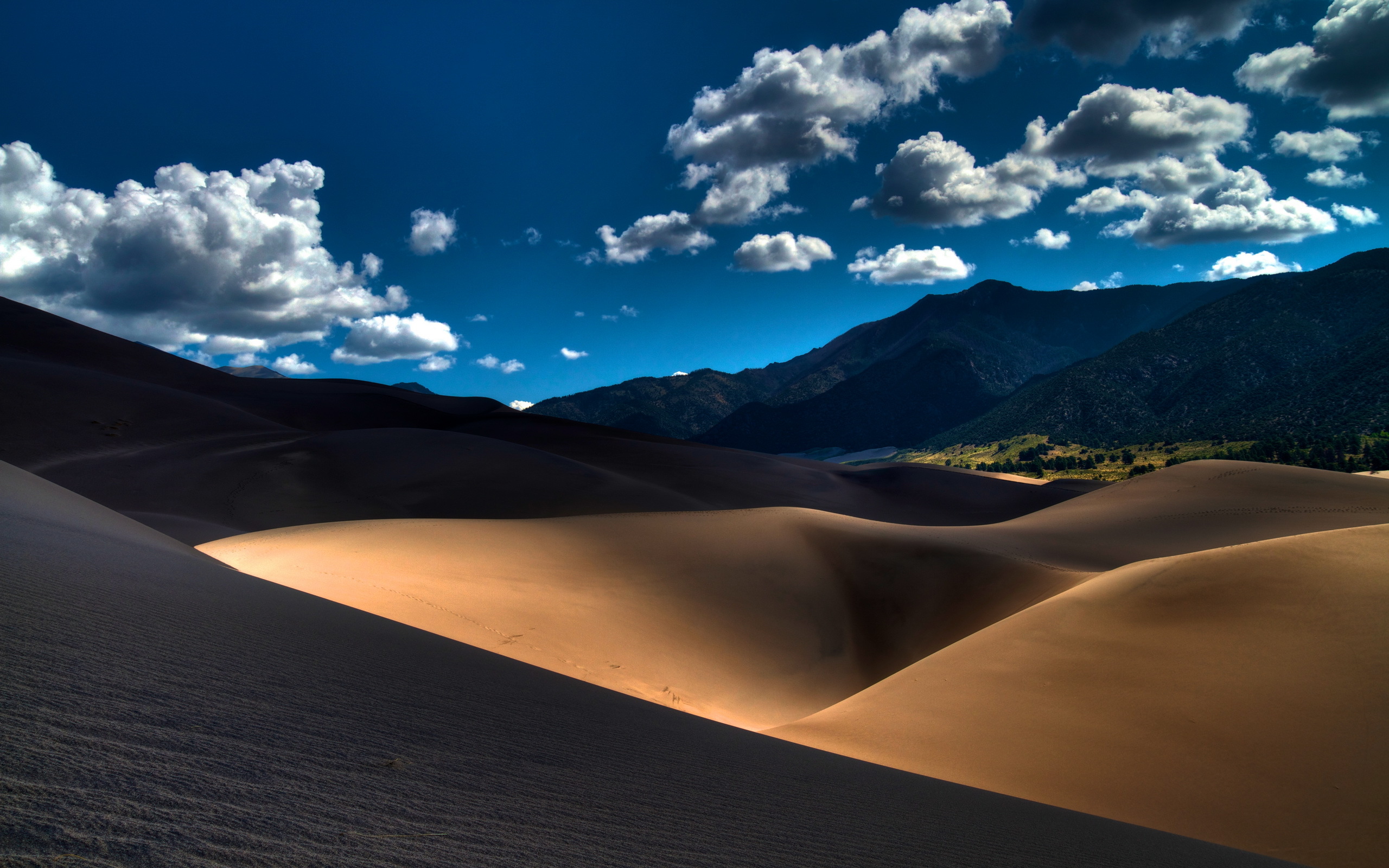 Обои небо, свет, облака, песок, пустыня, дюны, the sky, light, clouds, sand, desert, dunes разрешение 2560x1600 Загрузить