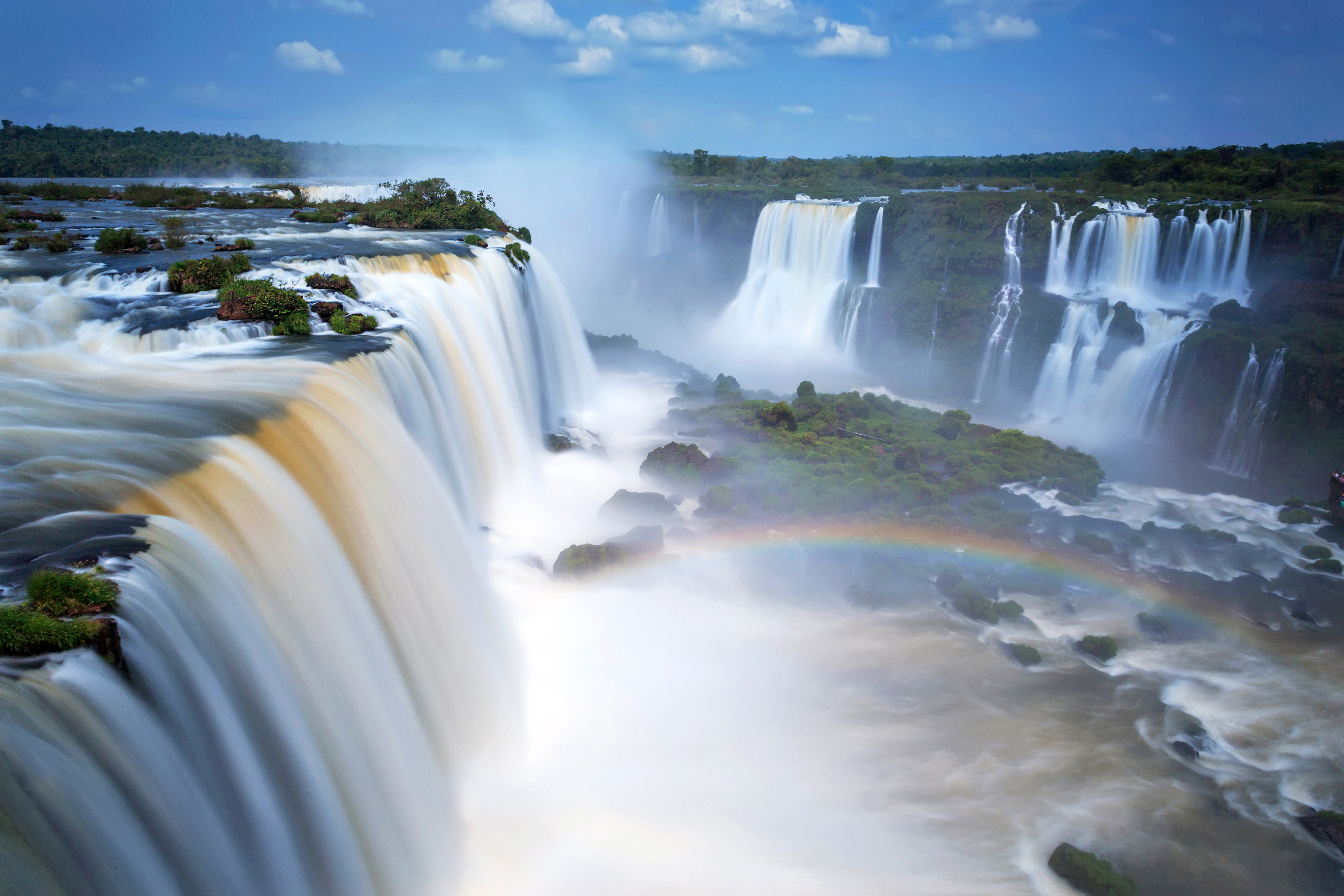 Широкий водопад в южной америке. Парк Игуасу, Аргентина/Бразилия. Бразилия водопады Игуасу. Водопад Игуасу в Южной Америке. Нац парк Игуасу Аргентина.