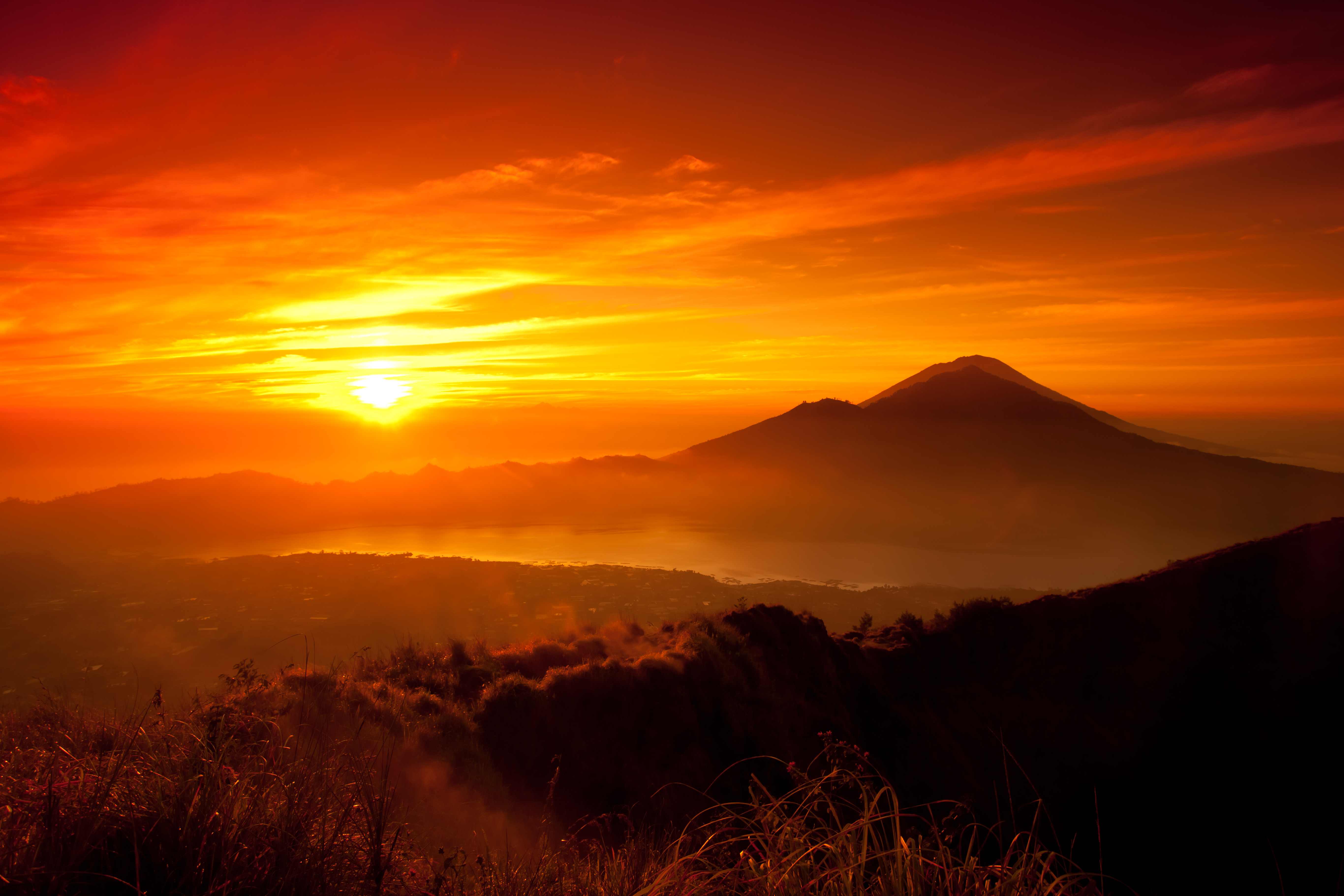 Закат в горах. Бали Батур закат. Вулкан Батур. Красивый закат в горах. Красивый рассвет.