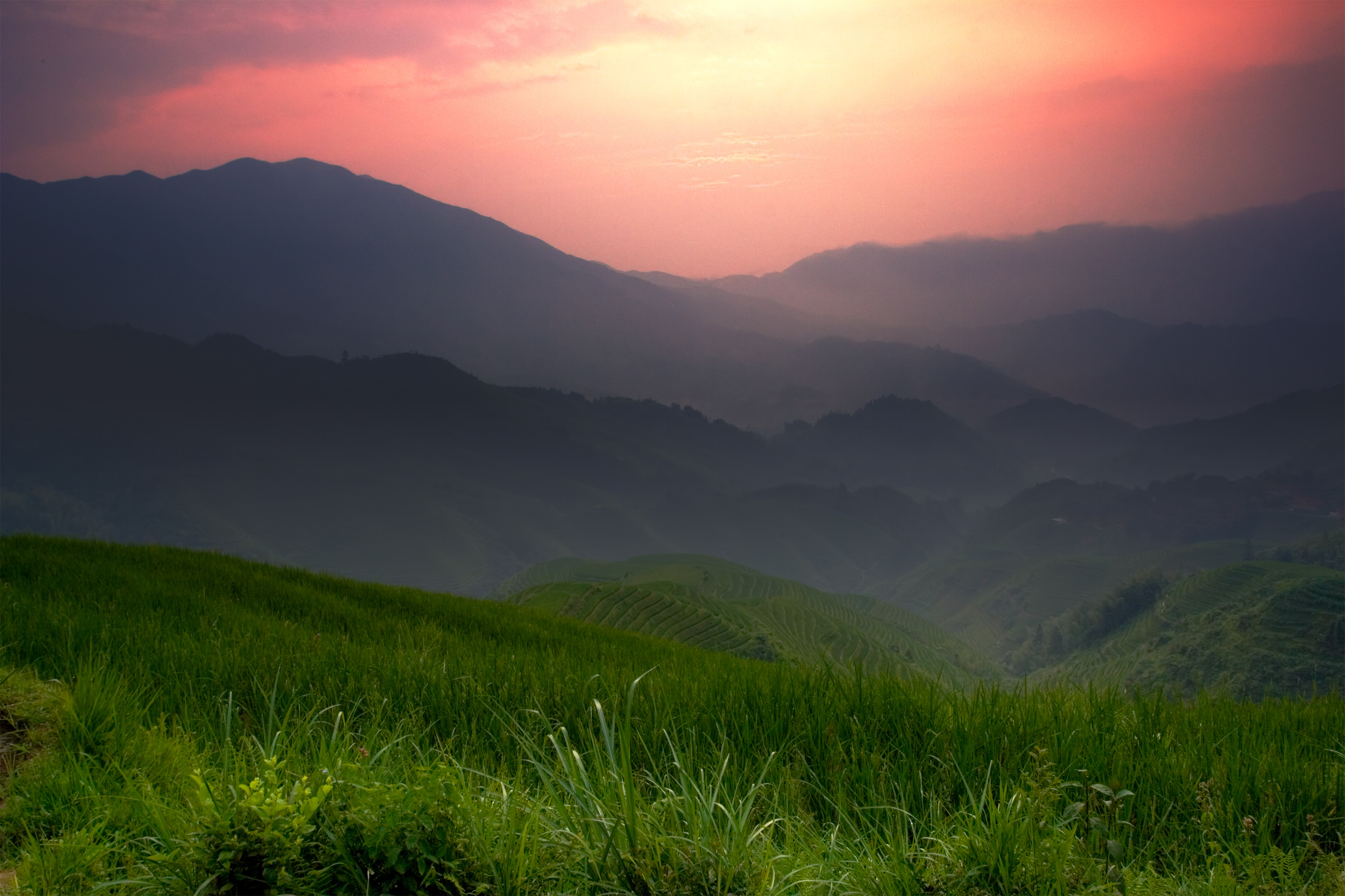 Обои трава, горы, закат, пейзаж, туман, поле, grass, mountains, sunset, landscape, fog, field разрешение 3000x2000 Загрузить