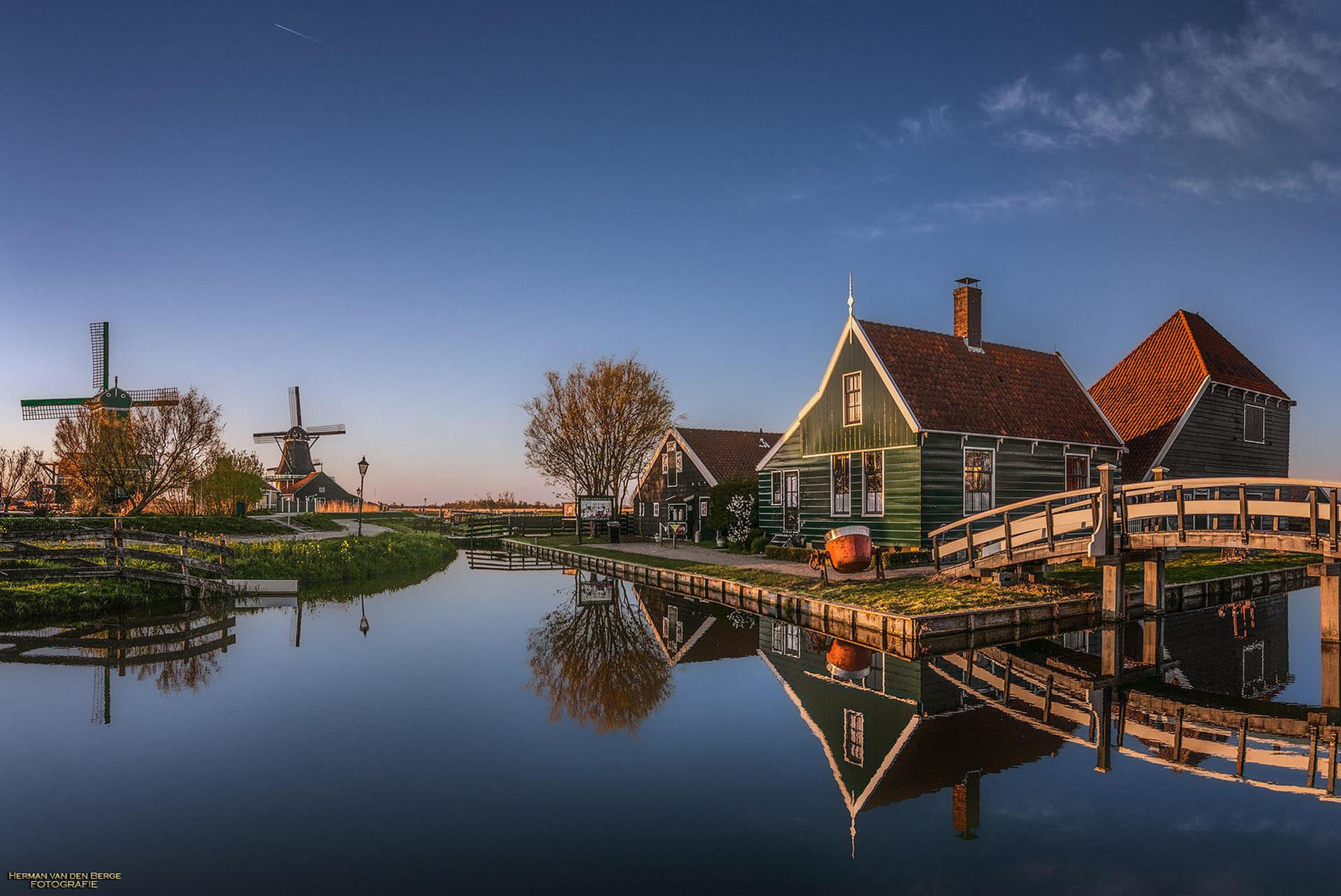 Обои вода, herman van den berge, zaanse schans, отражение, деревня, канал, мельница, дома, нидерланды, голландия, water, reflection, village, channel, mill, home, netherlands, holland разрешение 1920x1283 Загрузить