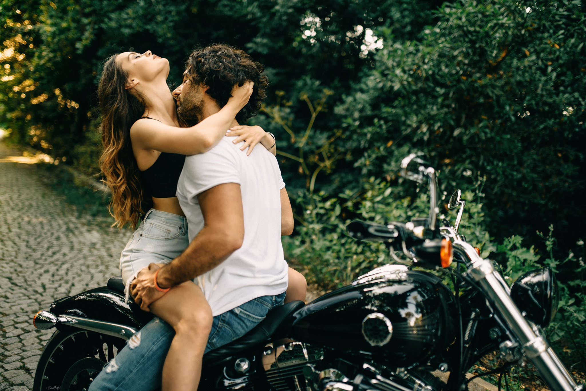 Обои девушка, парень, мотоцикл, поцелуй, страсть, girl, guy, motorcycle, kiss, passion разрешение 2048x1367 Загрузить
