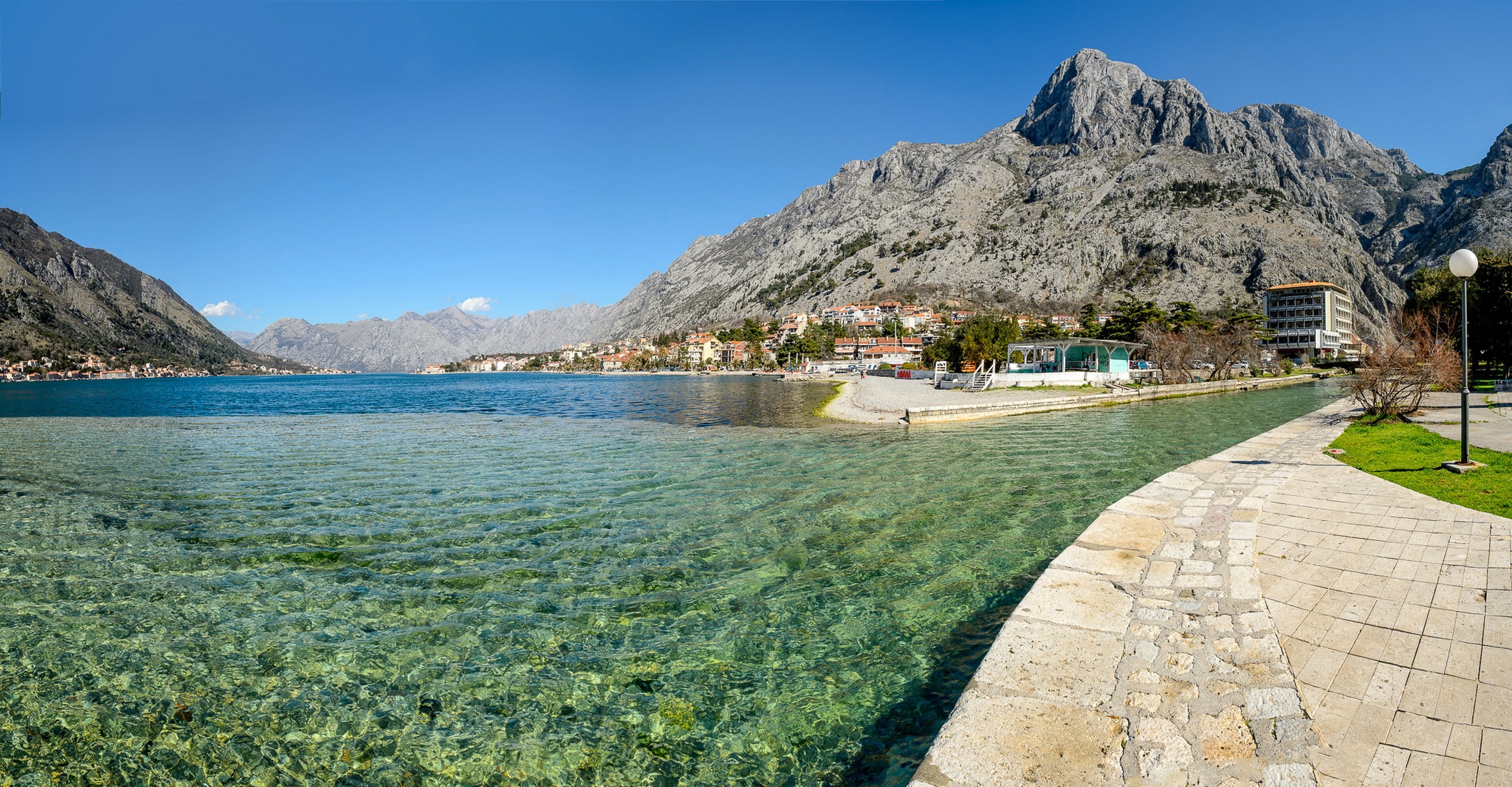 Обои небо, горы, город, залив, здания, черногория, котор, the sky, mountains, the city, bay, building, montenegro, to разрешение 2115x1100 Загрузить