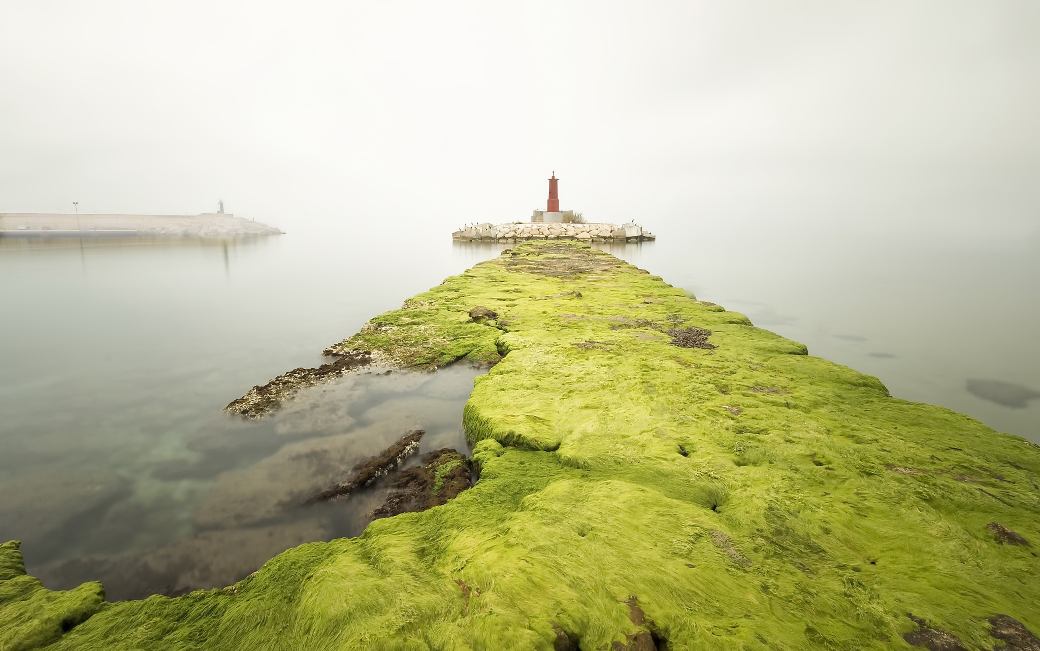 Обои камни, море, туман, маяк, пирс, stones, sea, fog, lighthouse, pierce разрешение 2048x1282 Загрузить