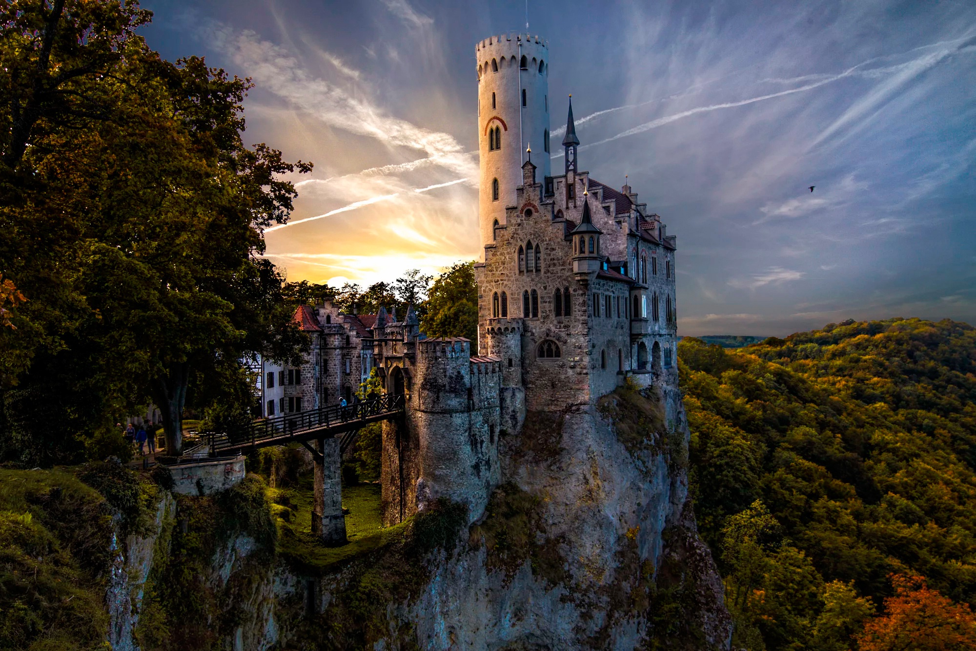 Castle mountains. Неоготический замок Лихтенштейн. Замок Нойшванштайн Лихтенштейн. Замок Лихтенштайн Баден-Вюртемберг Германия. Замок на скале Лихтенштайн в Германии..