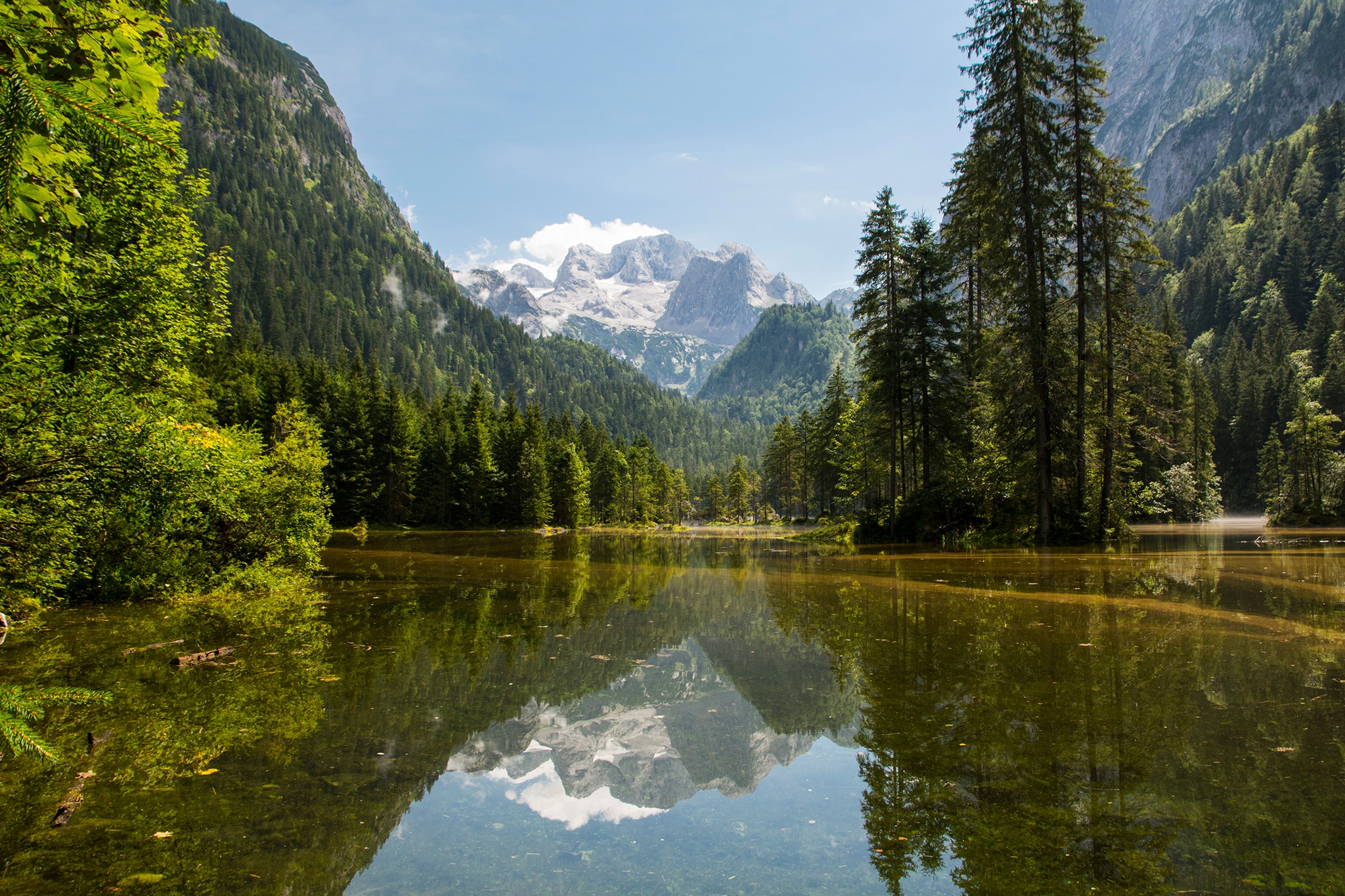 Обои небо, gosau, деревья, озеро, горы, скалы, солнце, лес, австрия, the sky, trees, lake, mountains, rocks, the sun, forest, austria разрешение 2048x1365 Загрузить