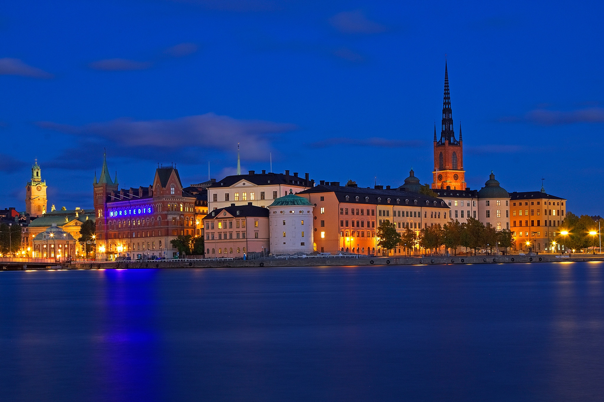 Обои ночь, огни, море, дома, швеция, стокгольм, night, lights, sea, home, sweden, stockholm разрешение 2048x1365 Загрузить