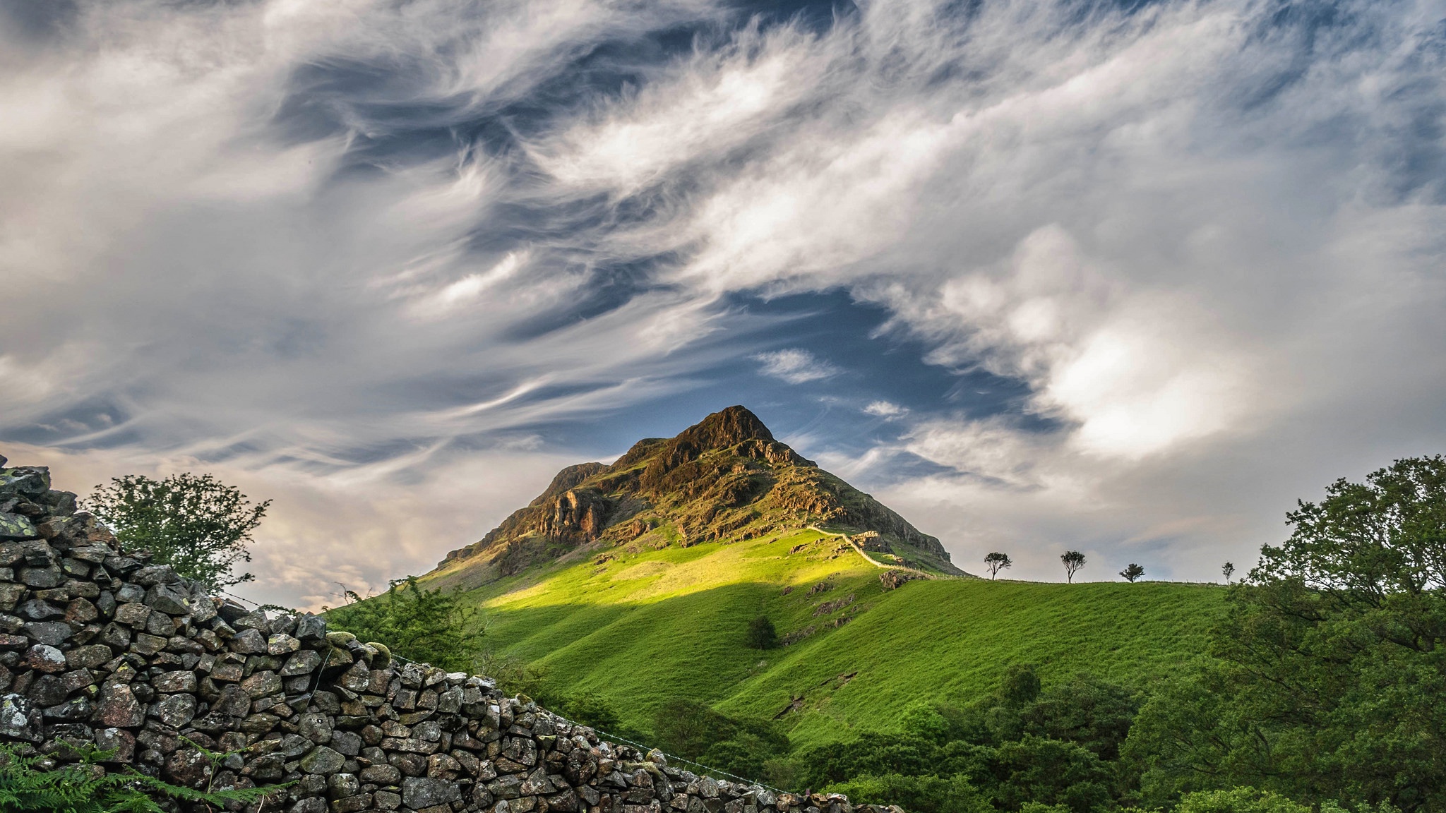 Mountains of great britain. Гора Бен Невис. Горы Британии. Бен-Невис Шотландия. Долина Эдейл, пик Дистрикт, Великобритания.