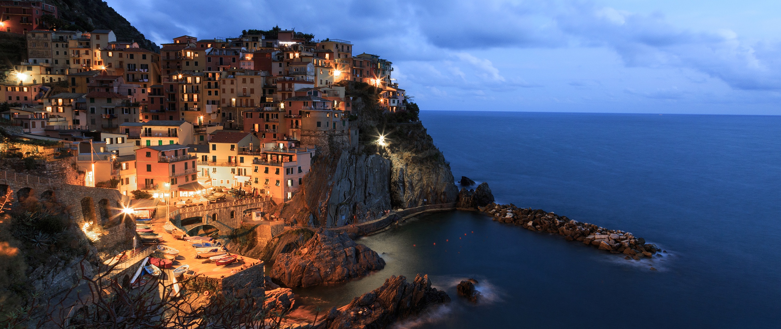 Обои огни, скалы, море, дома, италия, манарола, чинкве-терре, lights, rocks, sea, home, italy, manarola, cinque terre разрешение 2560x1080 Загрузить