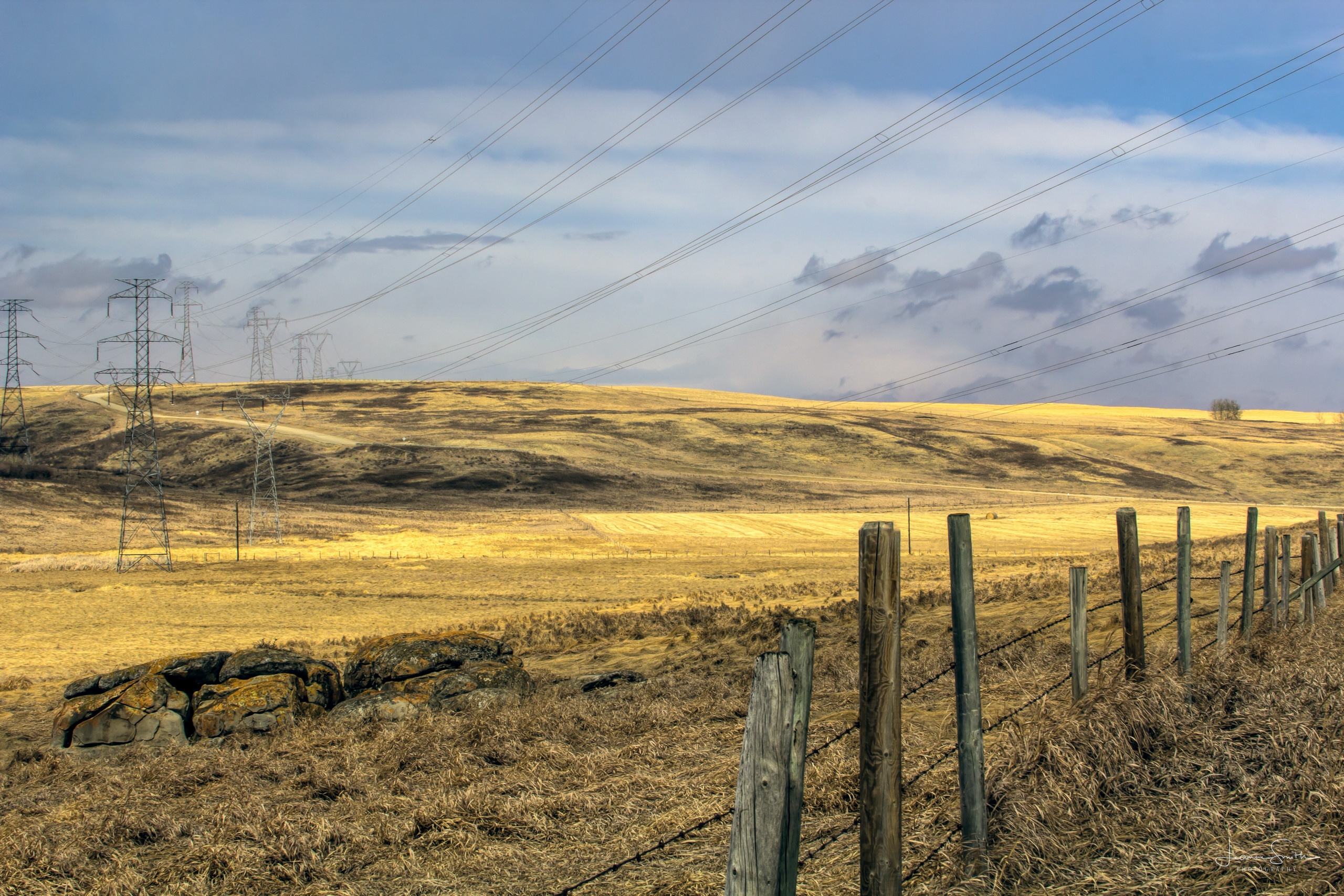 Обои небо, трава, облака, поле, забор, лэп, the sky, grass, clouds, field, the fence, power lines разрешение 2560x1707 Загрузить