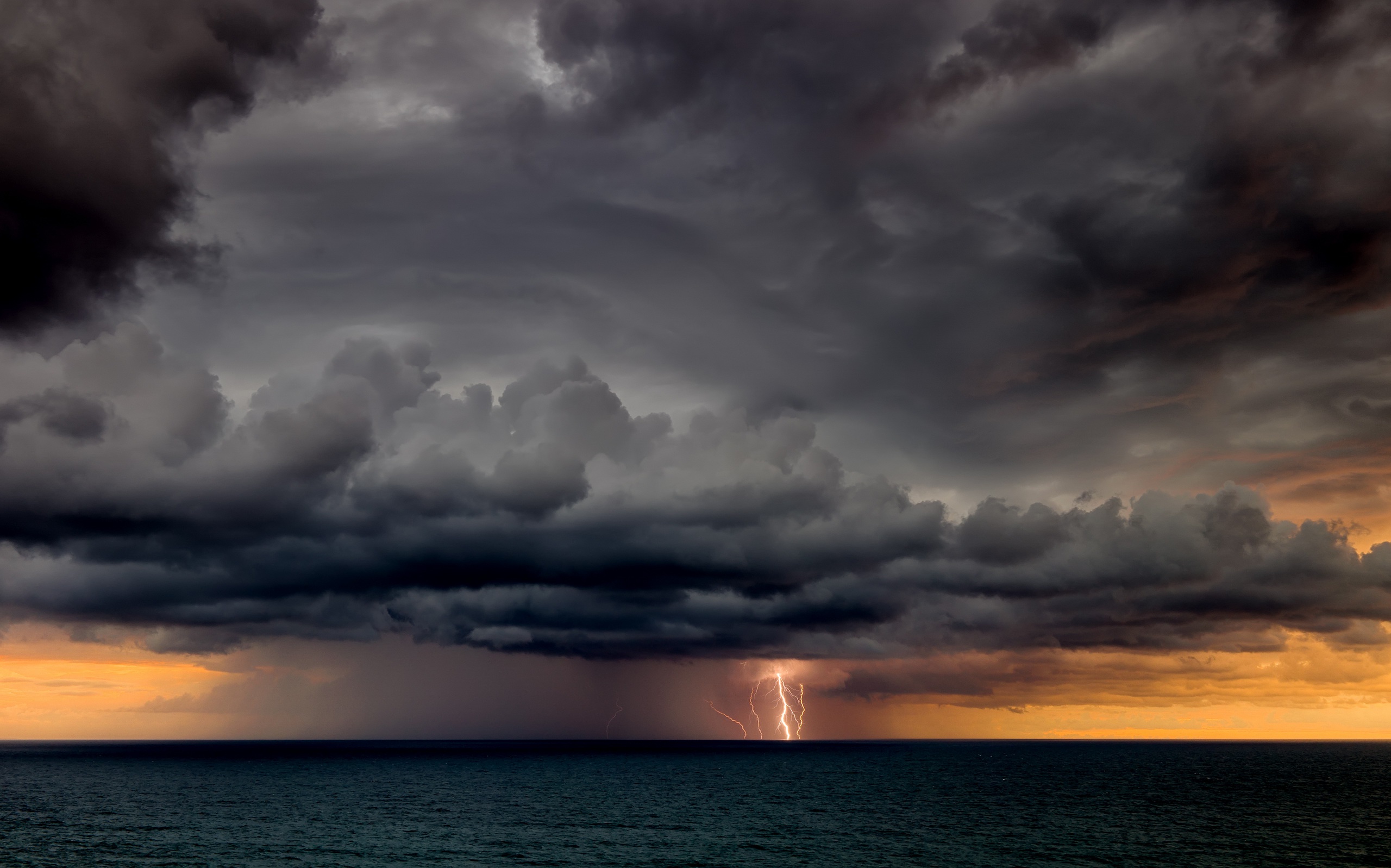 Обои тучи, море, молния, горизонт, гроза, clouds, sea, lightning, horizon, the storm разрешение 2560x1597 Загрузить