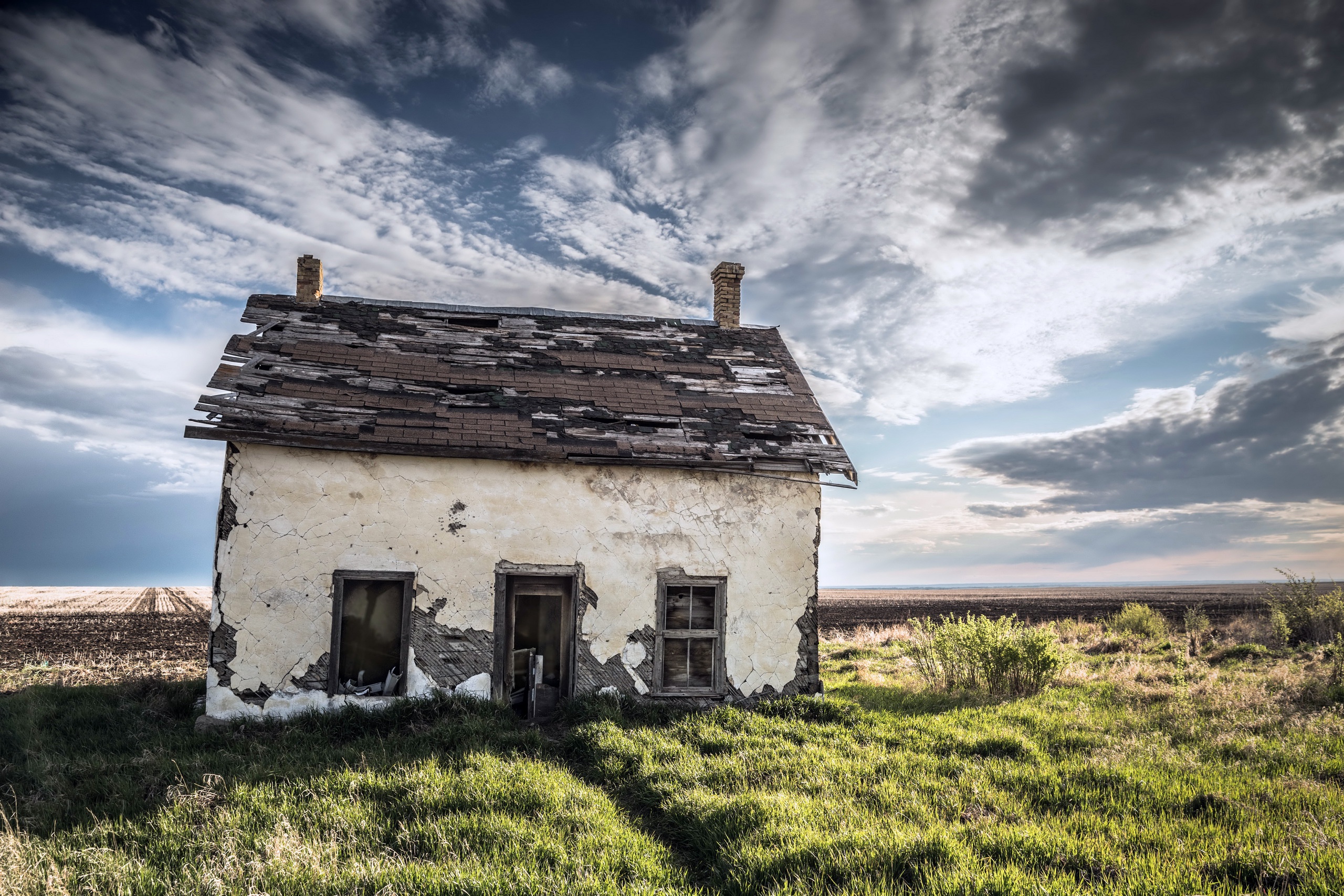 Morning house. Дом в поле. Заброшенный дом в поле. Старый домик в поле. Старый дом.