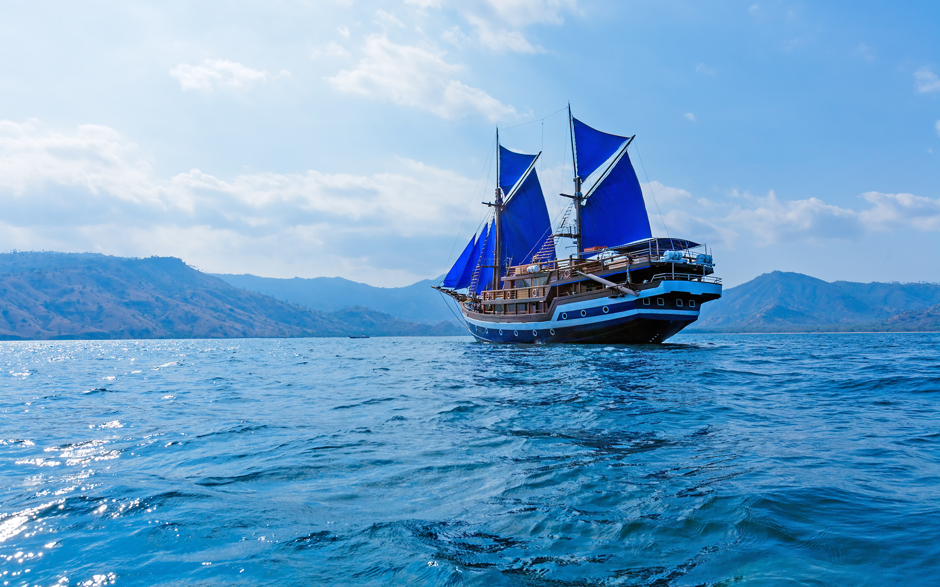 Обои небо, облака, море, корабль, парусник, паруса, the sky, clouds, sea, ship, sailboat, sails разрешение 1920x1200 Загрузить