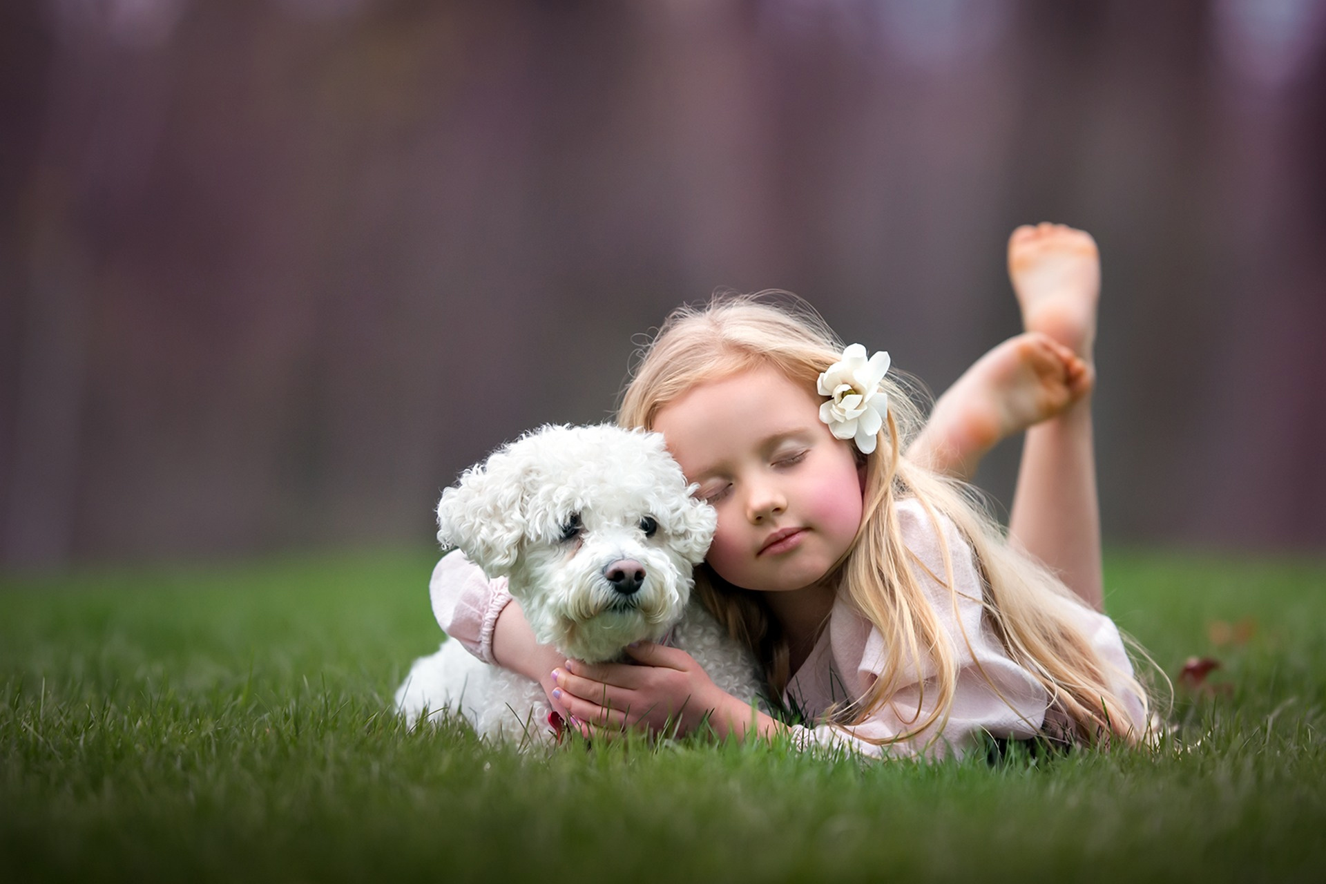 Девочка 12 лет с собакой. Девочка с собакой. Девочка обнимает собаку. Маленькая девочка с собачкой. Девочка и щенок.