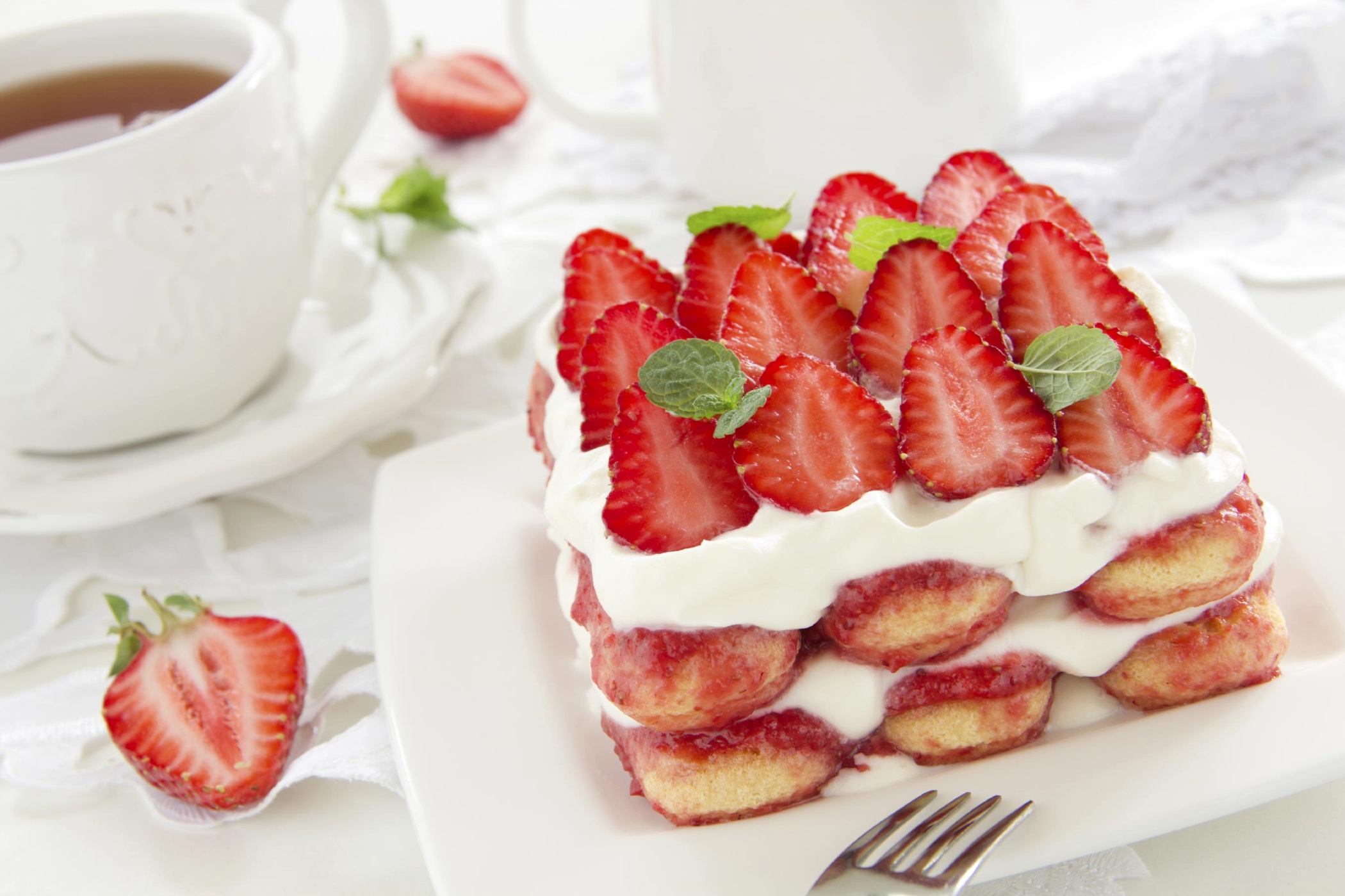 Обои клубника, чай, десерт, пирожное, крем, strawberry, tea, dessert, cake, cream разрешение 2100x1399 Загрузить