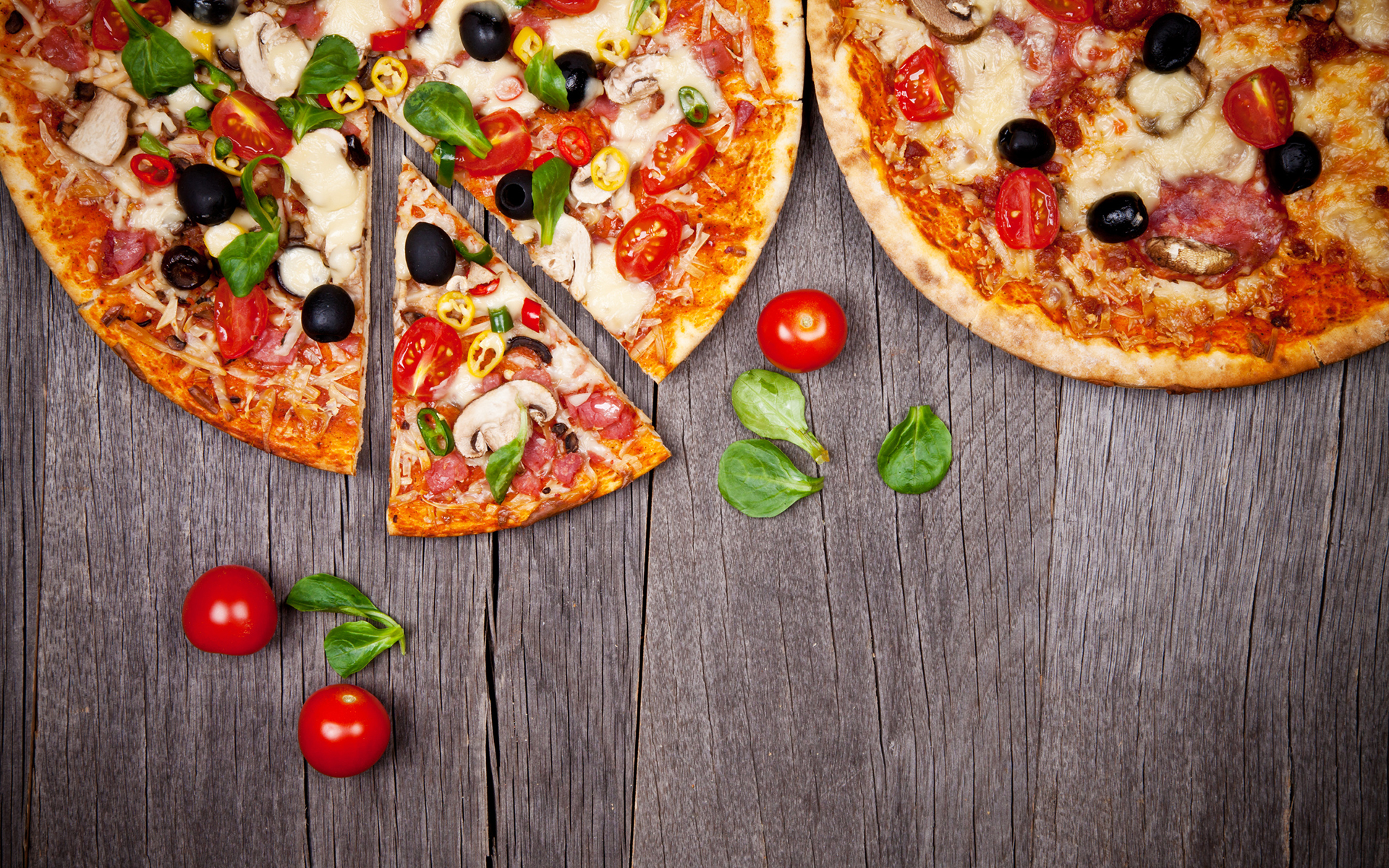 Обои помидоры, пицца, деревянная поверхность, tomatoes, pizza, wooden surface разрешение 1920x1200 Загрузить