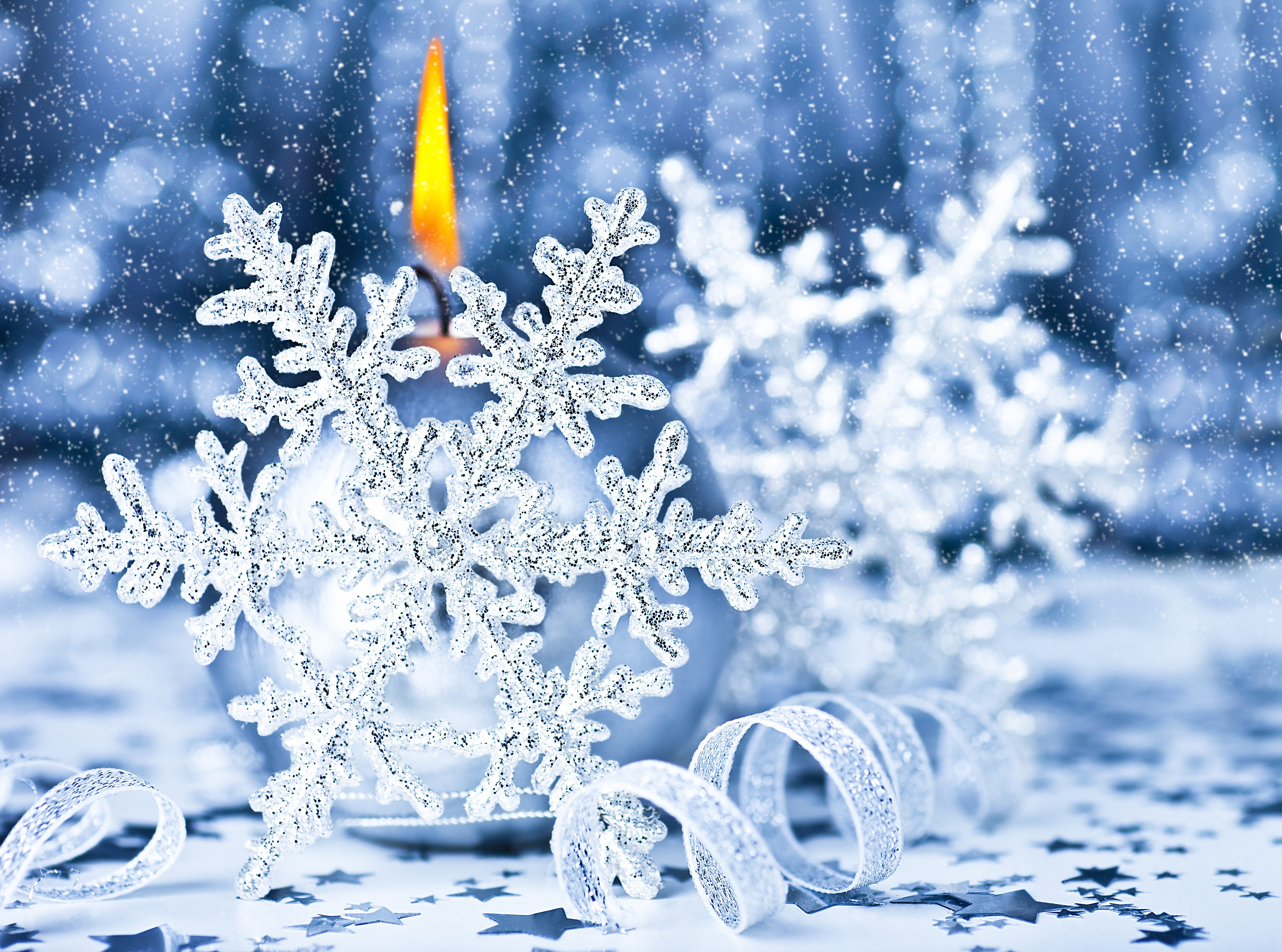 Обои снежинки, свеча, рождество, украшение, снегопад, snowflakes, candle, christmas, decoration, snowfall разрешение 5120x3803 Загрузить