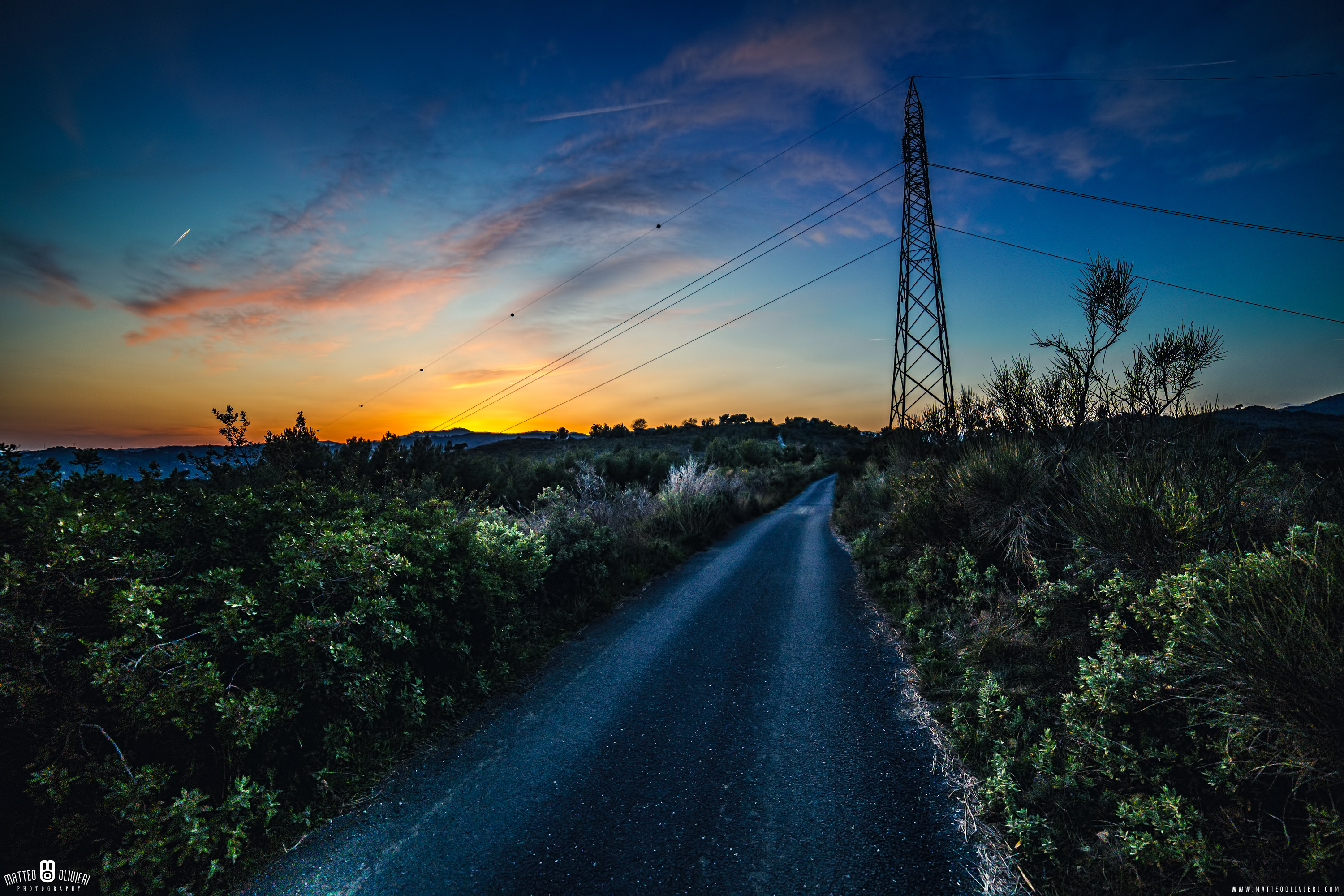 Обои небо, дорога, облака, растения, закат, the sky, road, clouds, plants, sunset разрешение 3000x2000 Загрузить