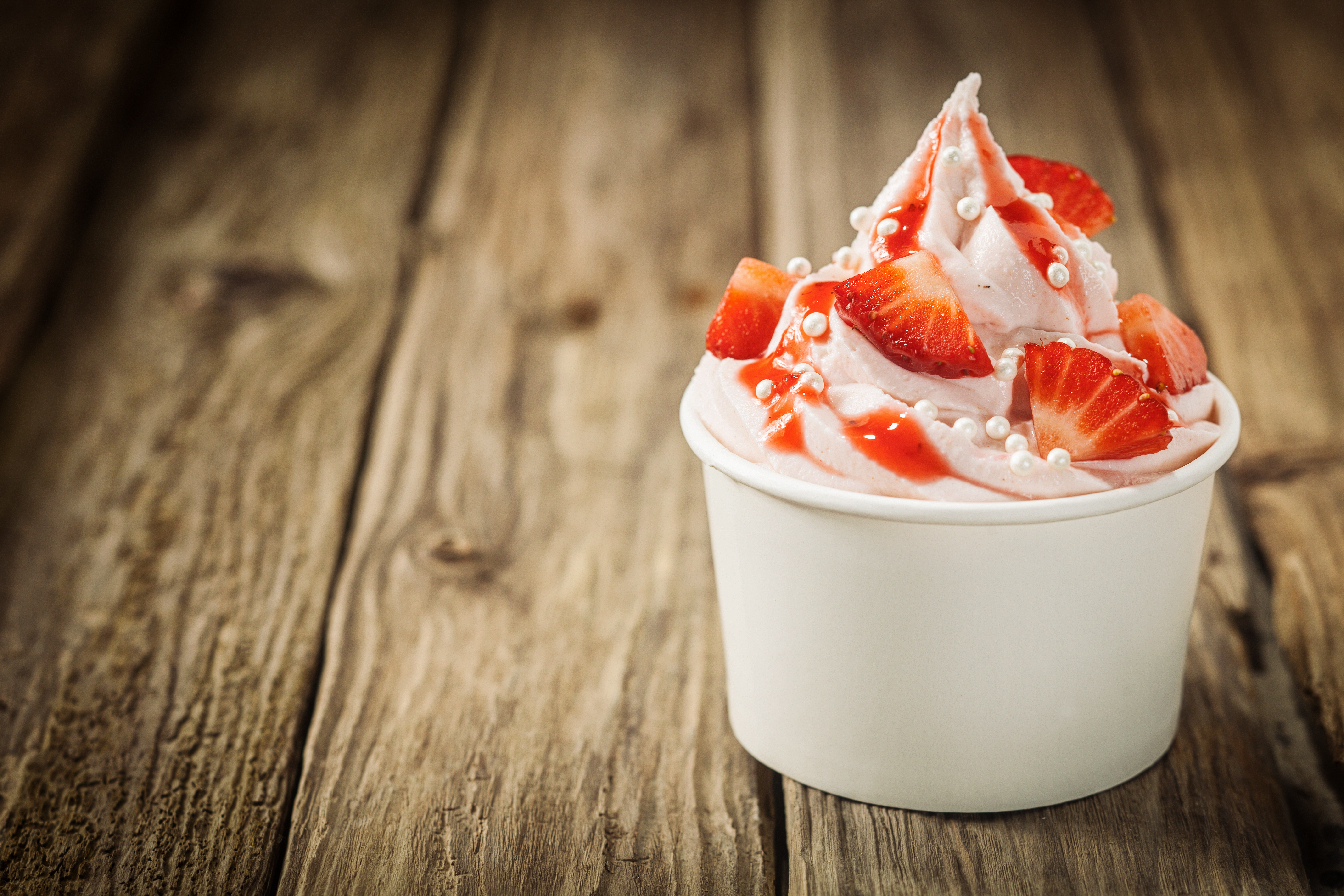 Обои мороженое, клубника, десерт, деревянная поверхность, ice cream, strawberry, dessert, wooden surface разрешение 5616x3744 Загрузить