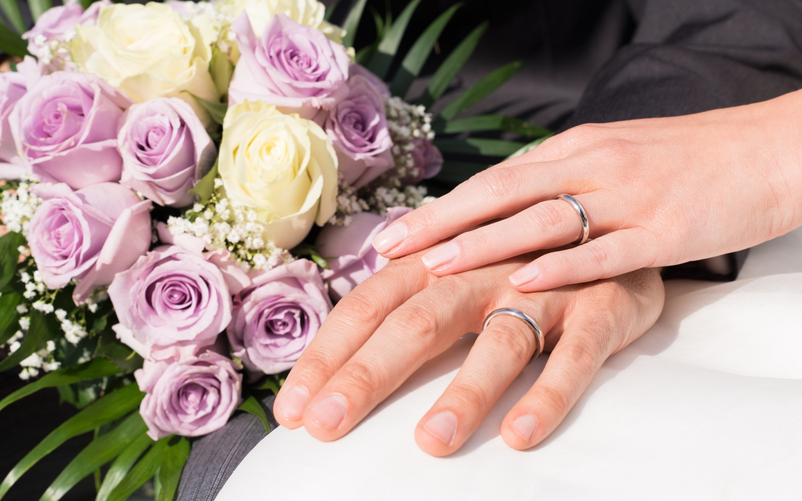 Обои розы, любовь, букет, руки, кольца, свадьба, roses, love, bouquet, hands, ring, wedding разрешение 2560x1600 Загрузить