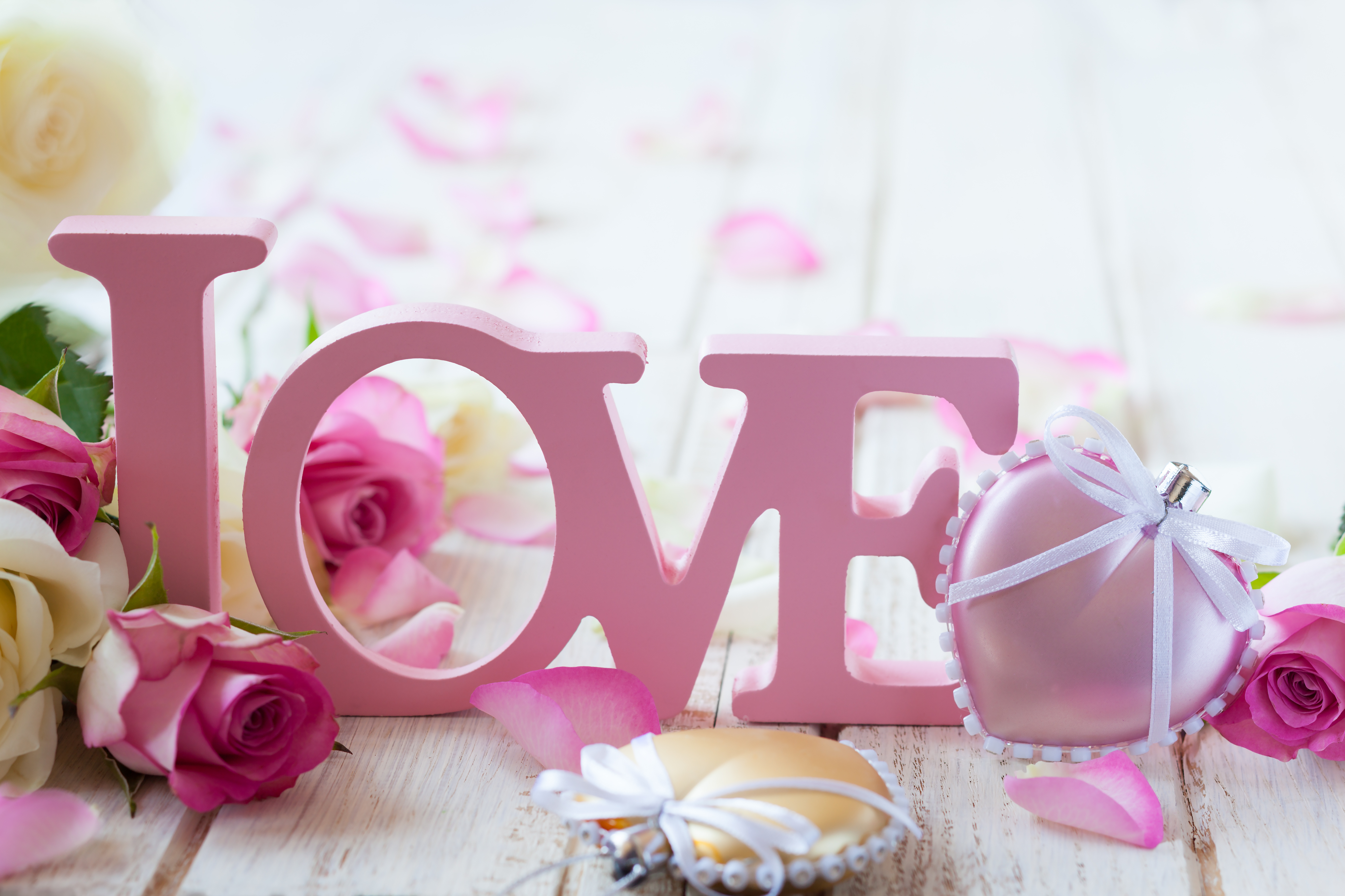 Обои цветы, lyubov-cvety-rozy-valentine-s, розы, сердце, любовь, лента, сердечки, бант, валентинов день, flowers, roses, heart, love, tape, hearts, bow, valentine's day разрешение 5483x3655 Загрузить