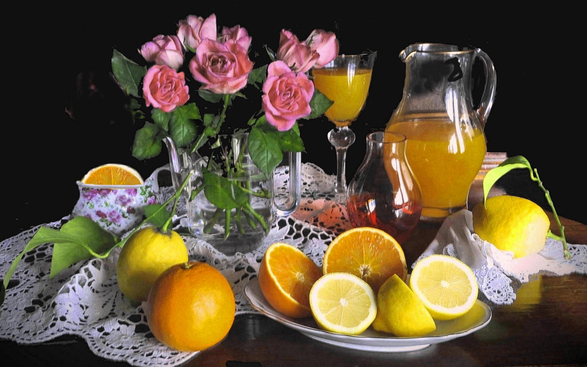Обои цветы, лимоны, розы, цитрусы, фрукты, сок, апельсины, черный фон, салфетка, кувшин, натюрморт, flowers, lemons, roses, citrus, fruit, juice, oranges, black background, napkin, pitcher, still life разрешение 1920x1200 Загрузить