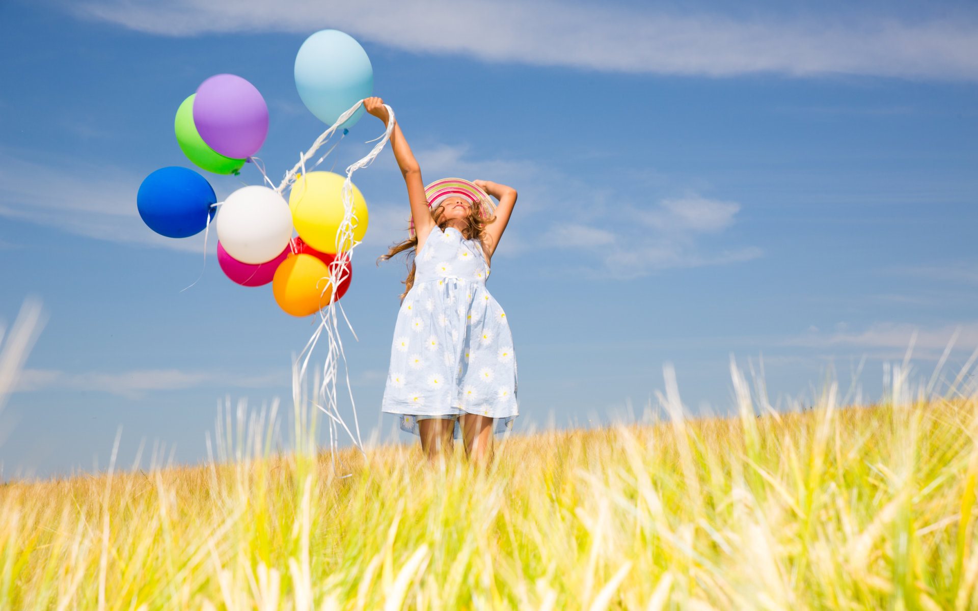 Обои небо, поле, девочка, ребенок, воздушные шарики, the sky, field, girl, child, balloons разрешение 1920x1200 Загрузить