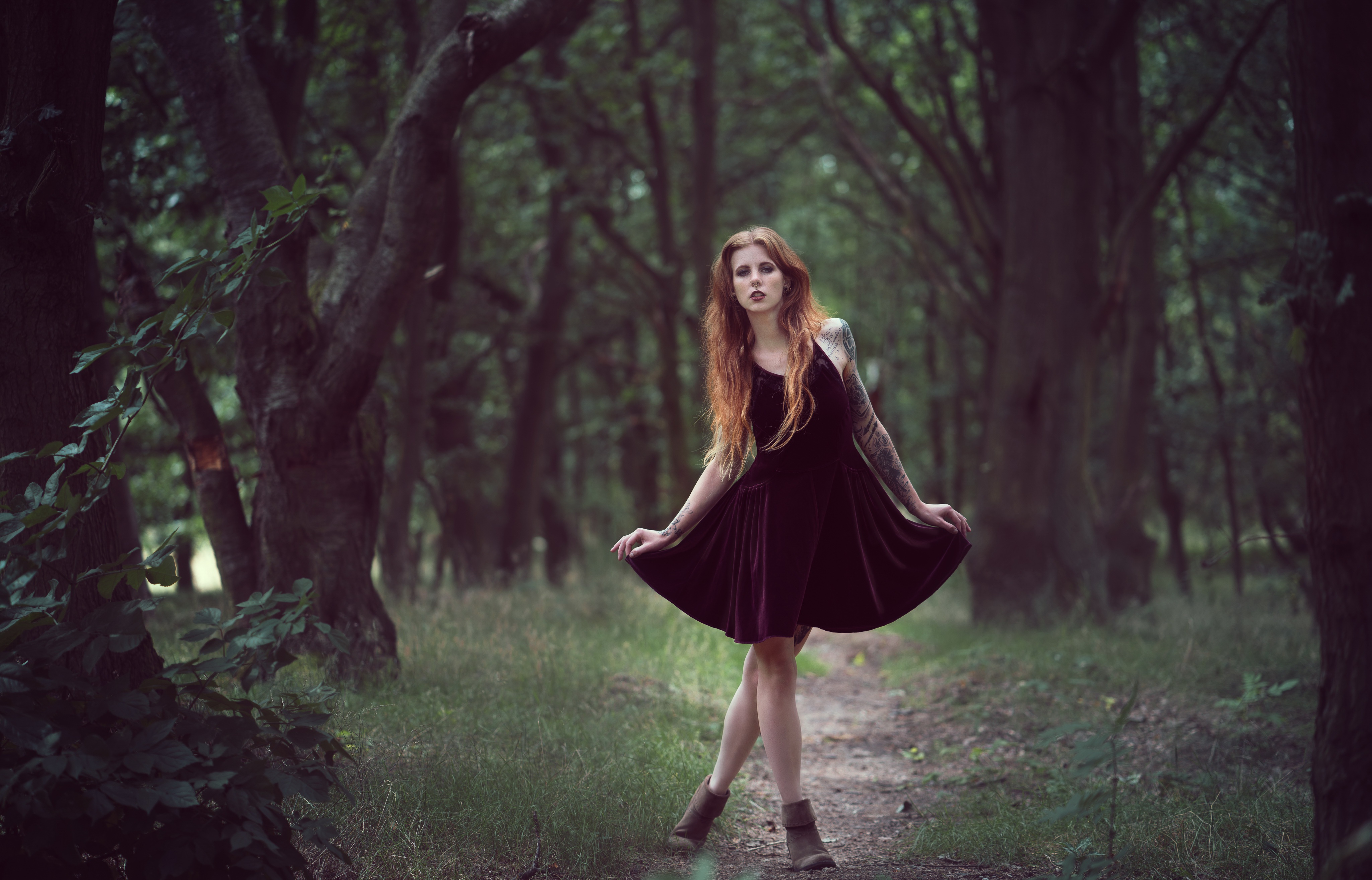 Лес девушка платье