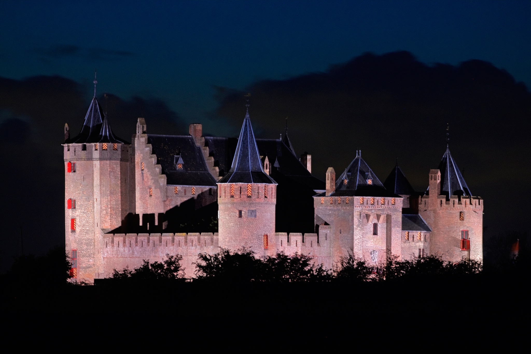 Обои ночь, огни, замок, нидерланды, замок мёйдерслот, night, lights, castle, netherlands, castle muiderslot разрешение 2048x1365 Загрузить