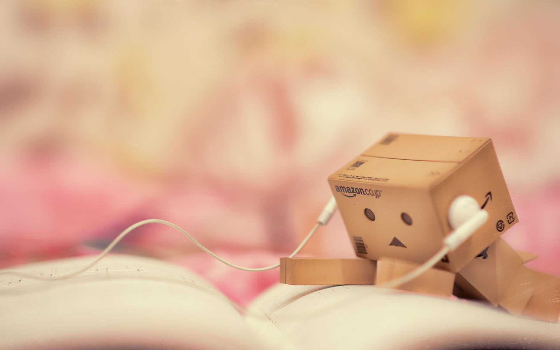 Обои наушники, коробка, книга, данбо, картонный робот, oasys88, headphones, box, book, danbo, cardboard robot разрешение 1920x1200 Загрузить