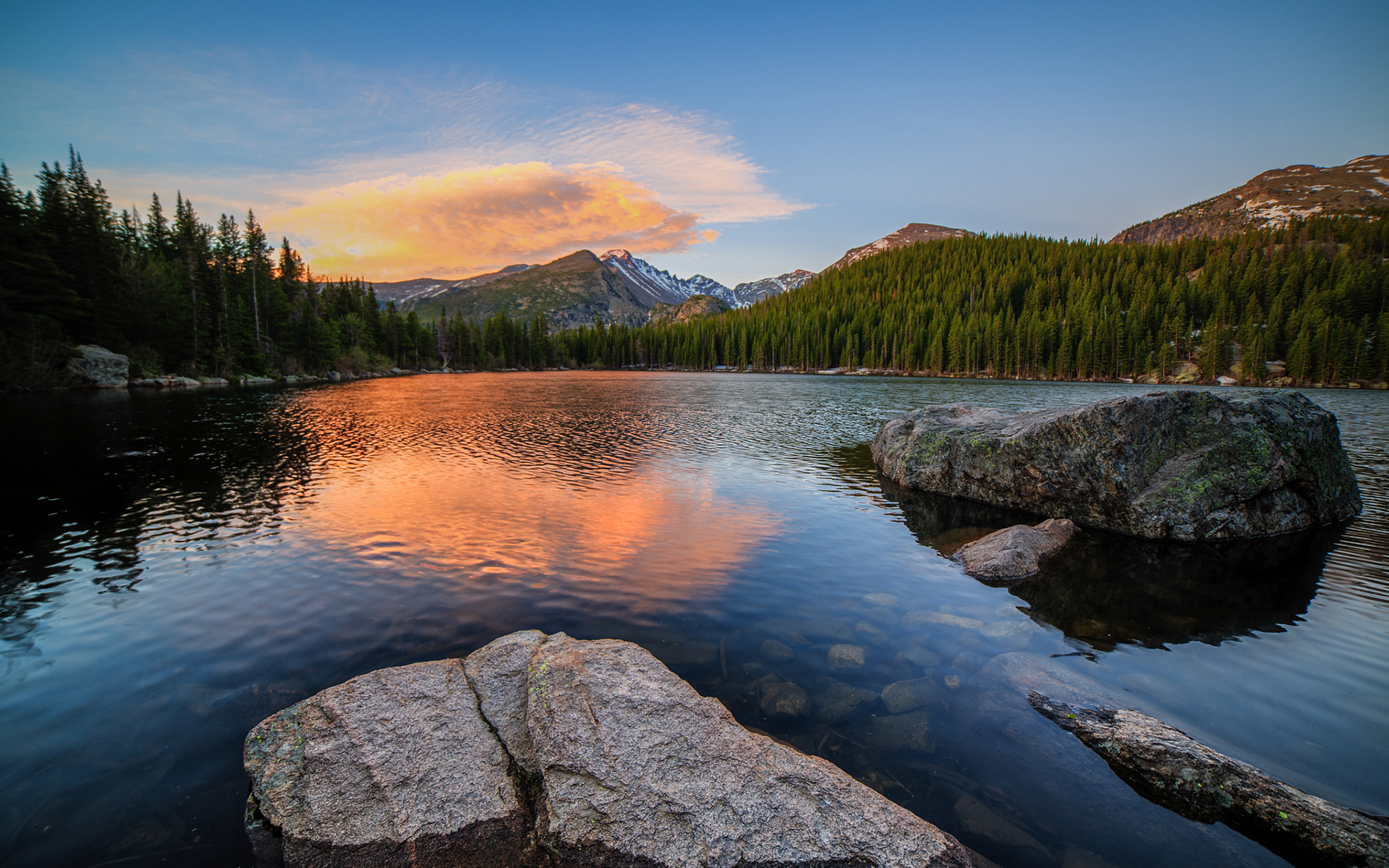 Обои небо, облака, озеро, горы, природа, камни, лес, the sky, clouds, lake, mountains, nature, stones, forest разрешение 1920x1200 Загрузить