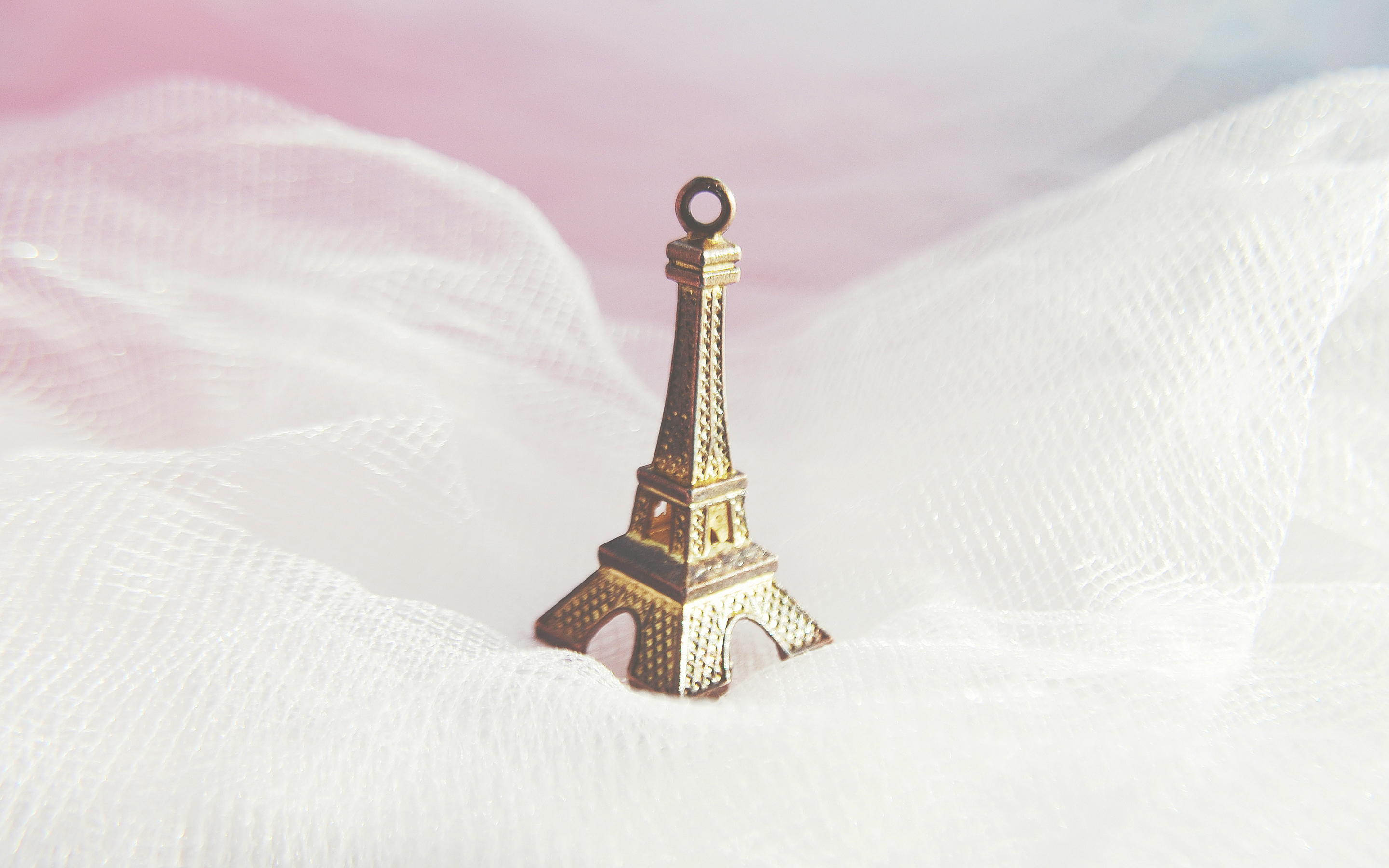 Обои статуэтка, ткань, эйфелева башня, сувенир, figurine, fabric, eiffel tower, souvenir разрешение 2880x1800 Загрузить