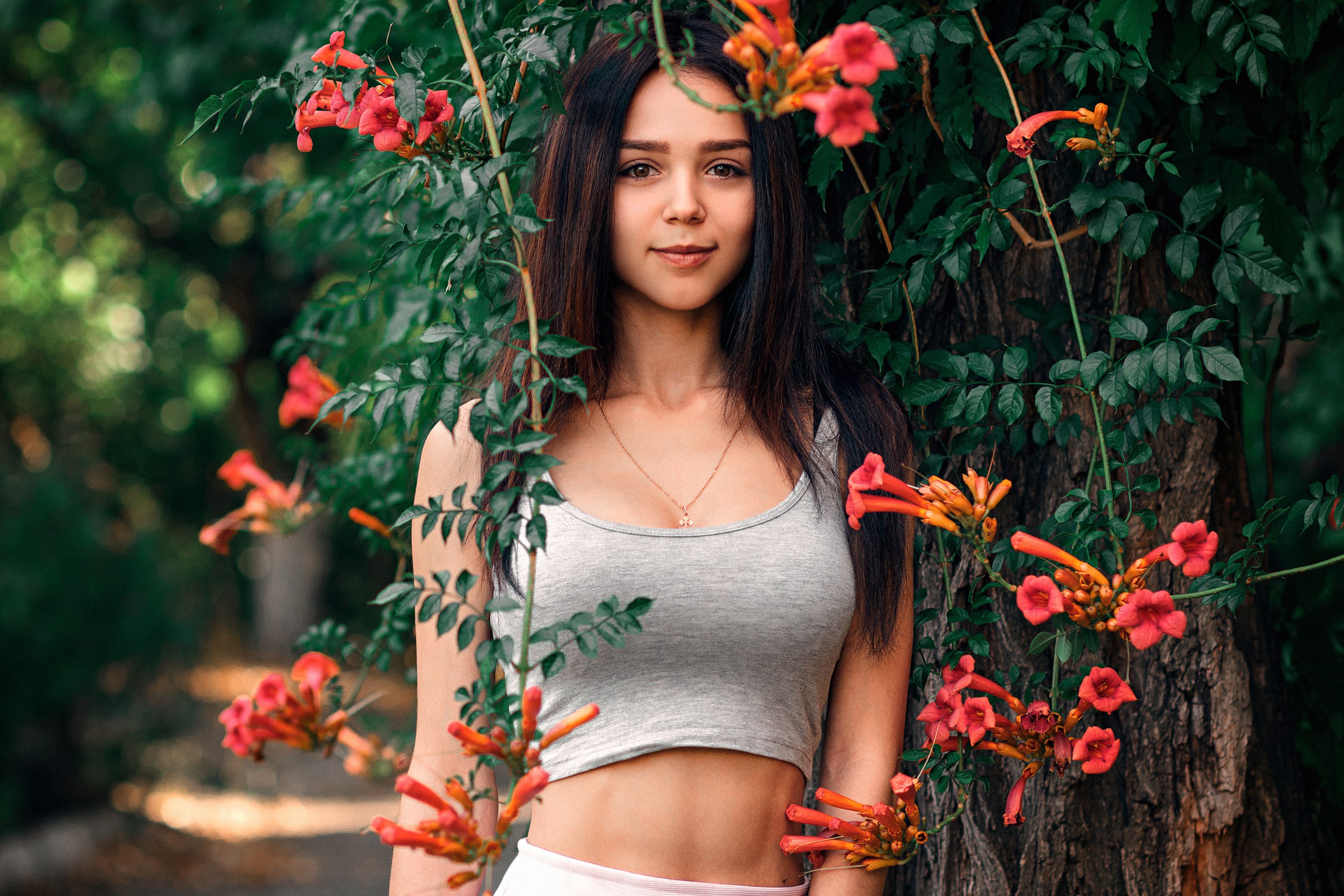 Обои цветы, девушка, улыбка, взгляд, модель, волосы, лицо, flowers, girl, smile, look, model, hair, face разрешение 2560x1707 Загрузить