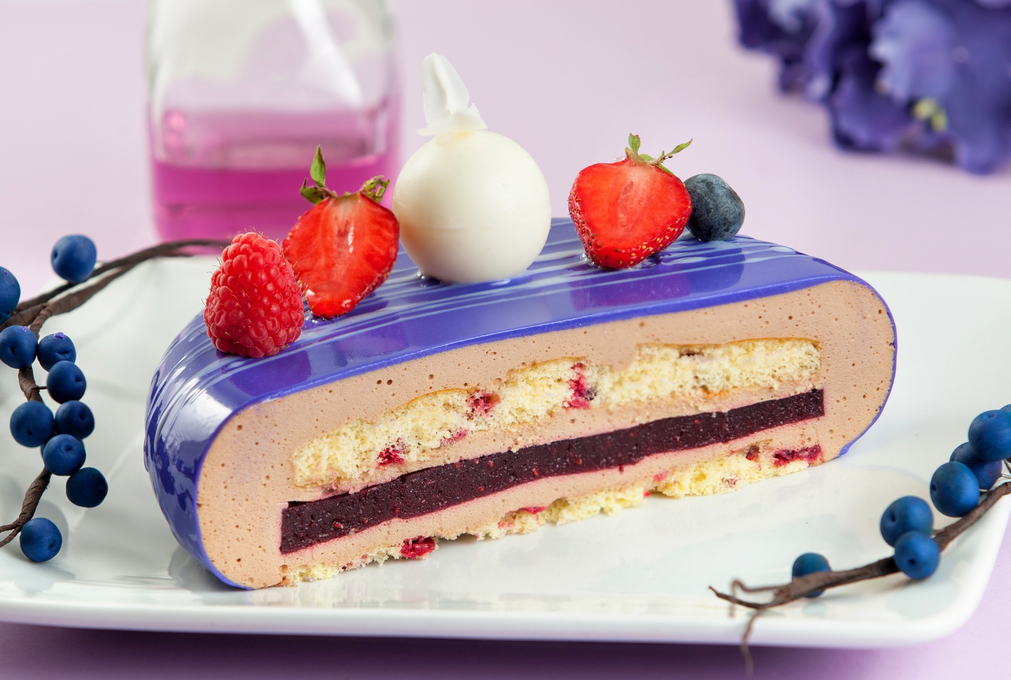 Обои клубника, ягоды, сладкое, торт, десерт, глазурь, голубика, strawberry, berries, sweet, cake, dessert, glaze, blueberries разрешение 2000x1346 Загрузить