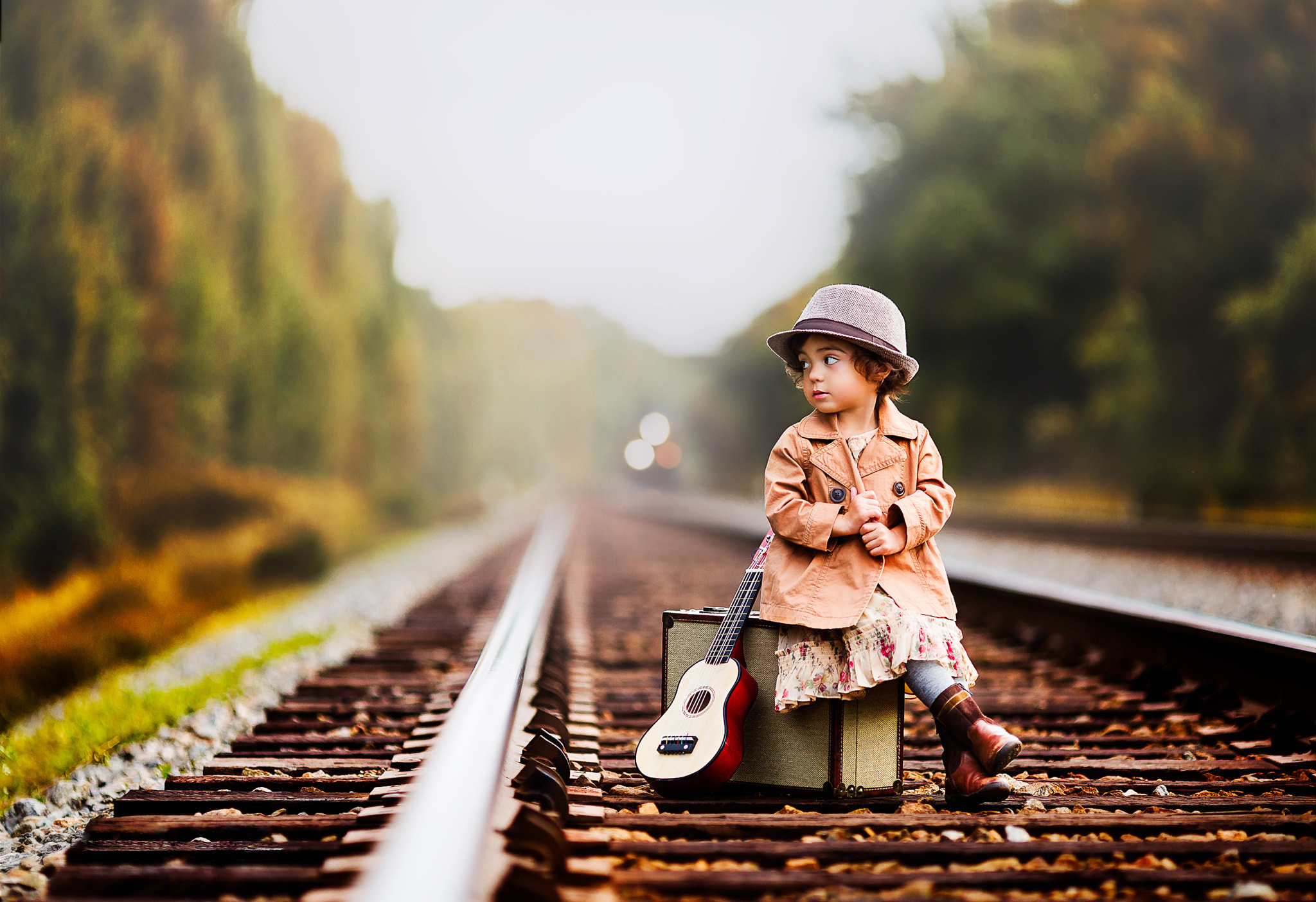 Мальчик с чемоданом на вокзале
