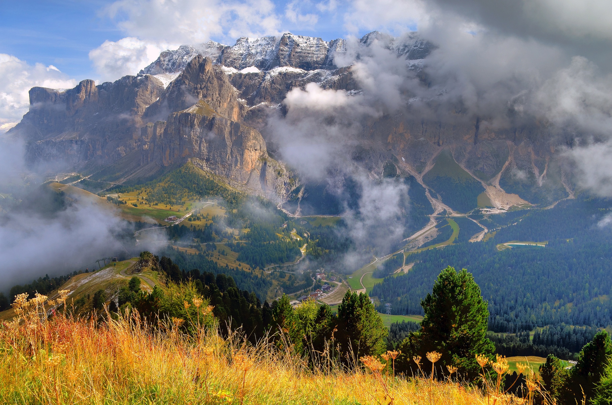 Обои небо, облака, горы, италия, трентино-альто-адидже, santa cristina valgardena, the sky, clouds, mountains, italy, trentino-alto adige / südtirol разрешение 2048x1356 Загрузить