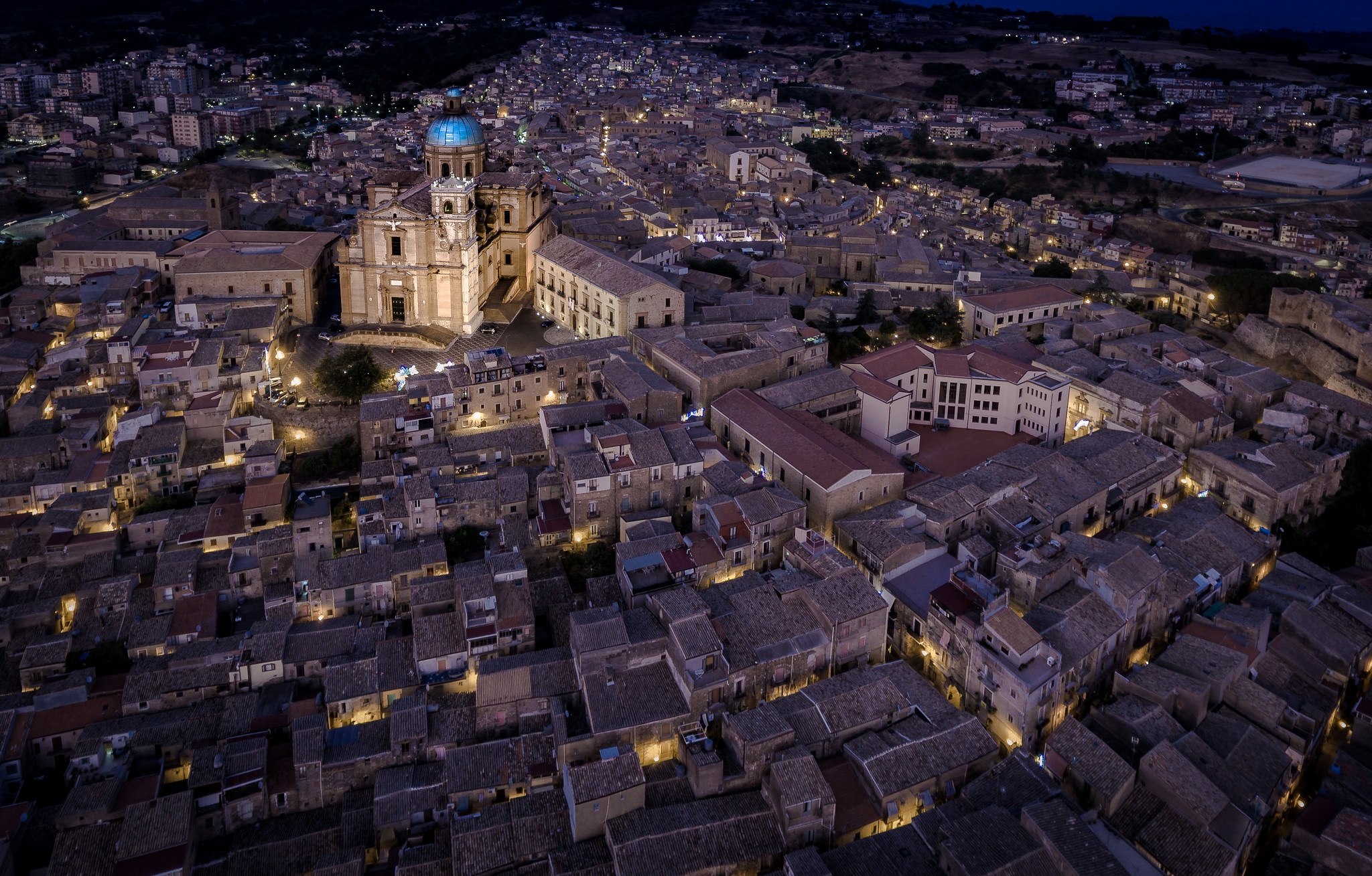 Обои ночь, огни, город, италия, сицилия, piazza armerina, night, lights, the city, italy, sicily разрешение 2048x1309 Загрузить