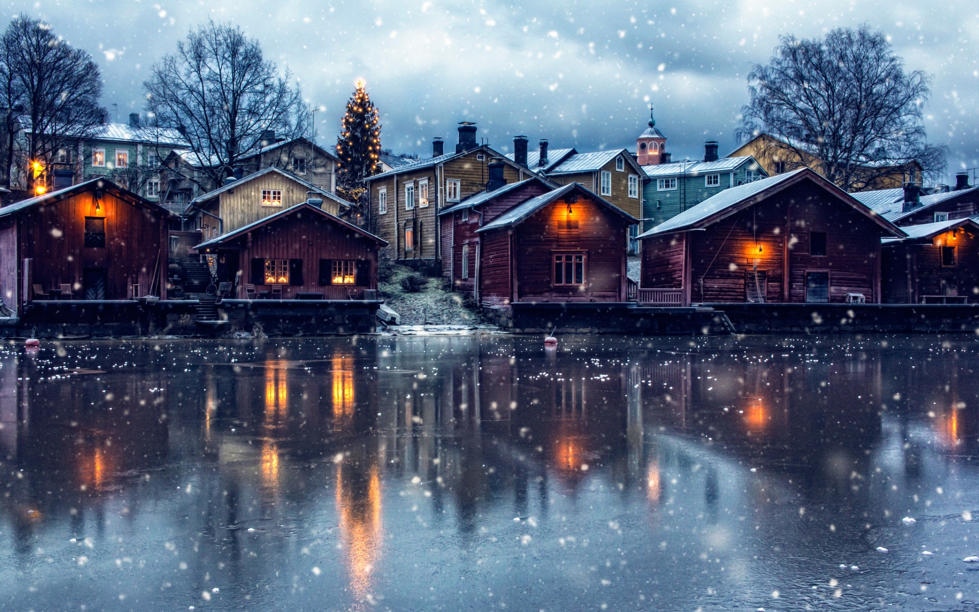 Обои озеро, porvoo, снег, новый год, елка, зима, город, дома, финляндия, lake, snow, new year, tree, winter, the city, home, finland разрешение 1920x1200 Загрузить