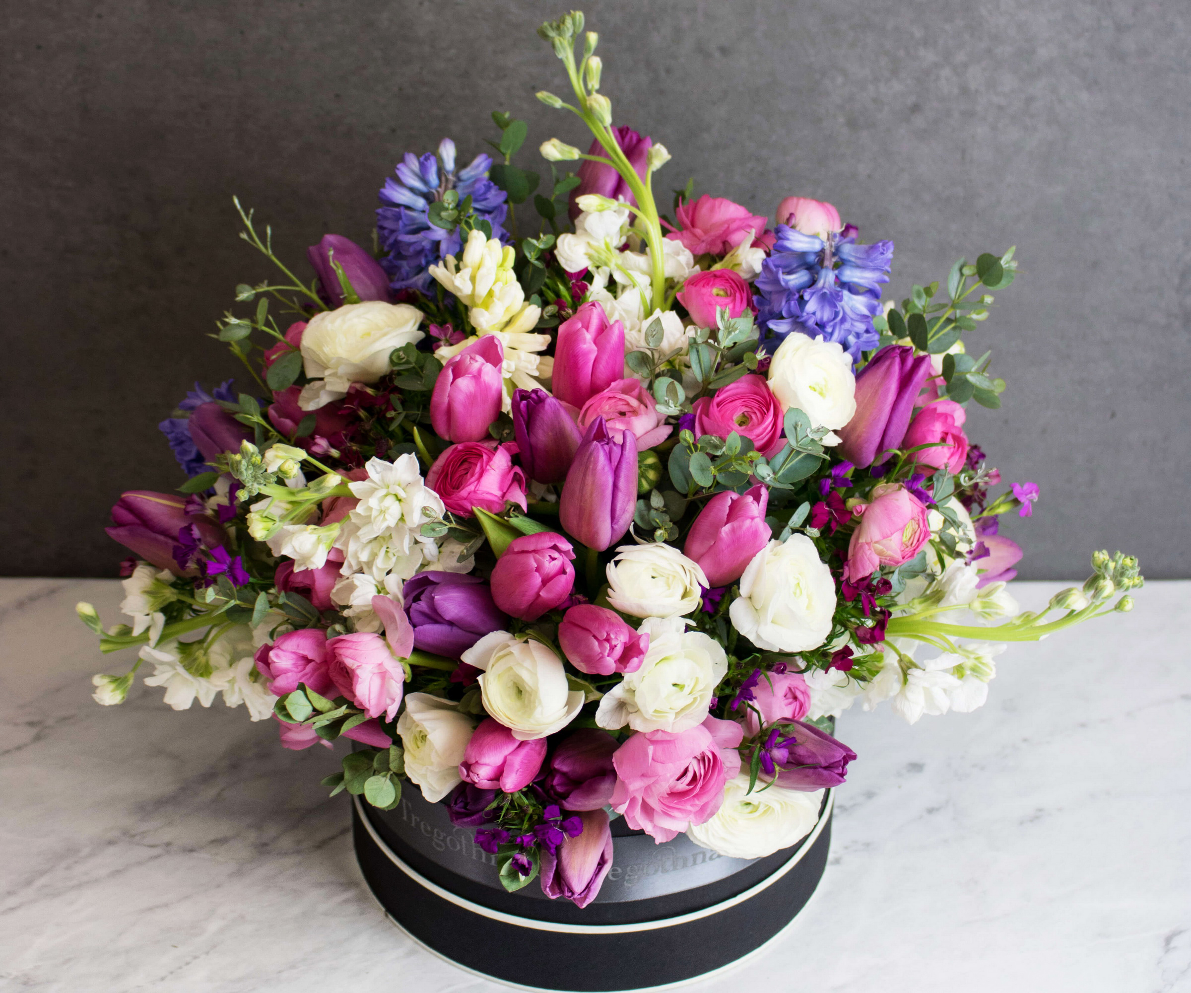 Обои цветы, букет, тюльпаны, коробка, лютик, левкой, маттиола, flowers, bouquet, tulips, box, buttercup, gillyflower разрешение 2400x2000 Загрузить