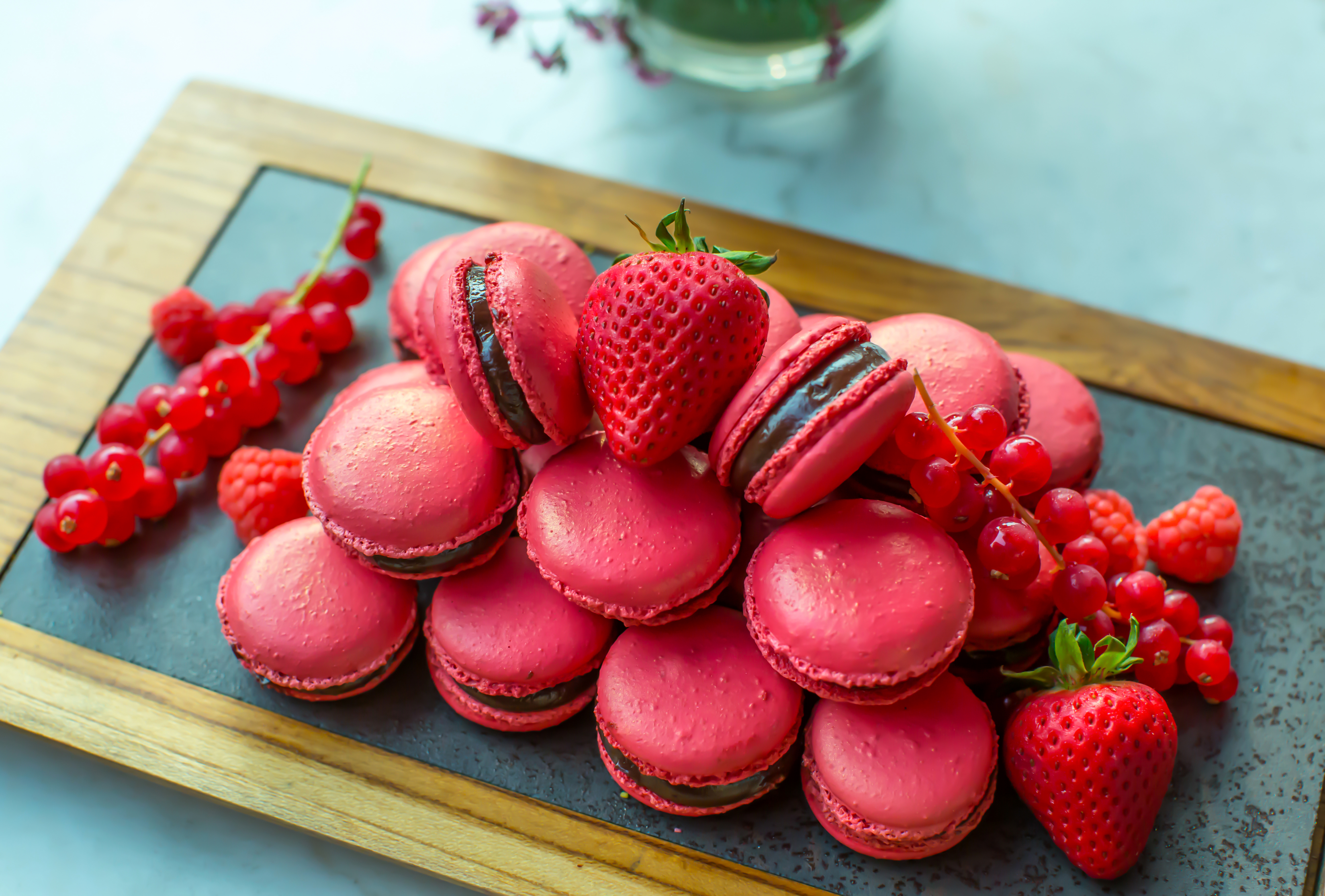 Обои клубника, розовый, сладкое, выпечка, смородина, макаруны, strawberry, pink, sweet, cakes, currants, macaroon разрешение 5416x3662 Загрузить